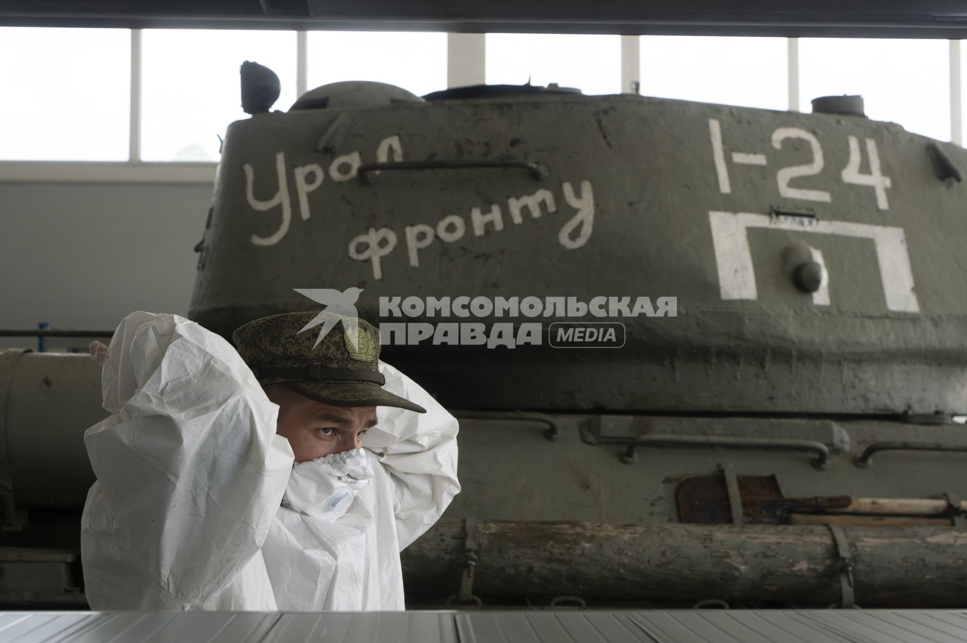 Екатеринбург. 32-й военный городок. Покраска военной техники в ходе подготовки к параду Победы, который из-за эпидемии новой коронавирусной инфекции COVID-19 был перенесен на 24 июня 2020г. На фото: танк Т-34