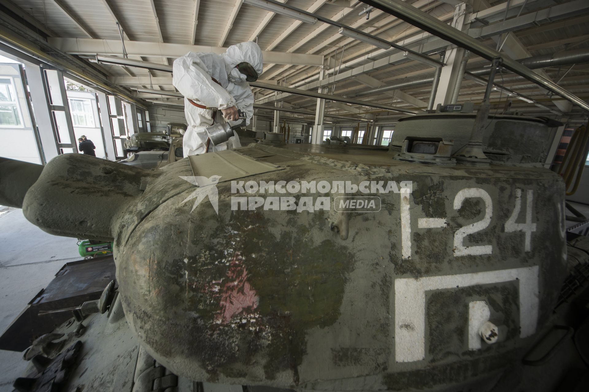 Екатеринбург. 32-й военный городок. Покраска военной техники в ходе подготовки к параду Победы, который из-за эпидемии новой коронавирусной инфекции COVID-19 был перенесен на 24 июня 2020г. На фото: танк Т-34