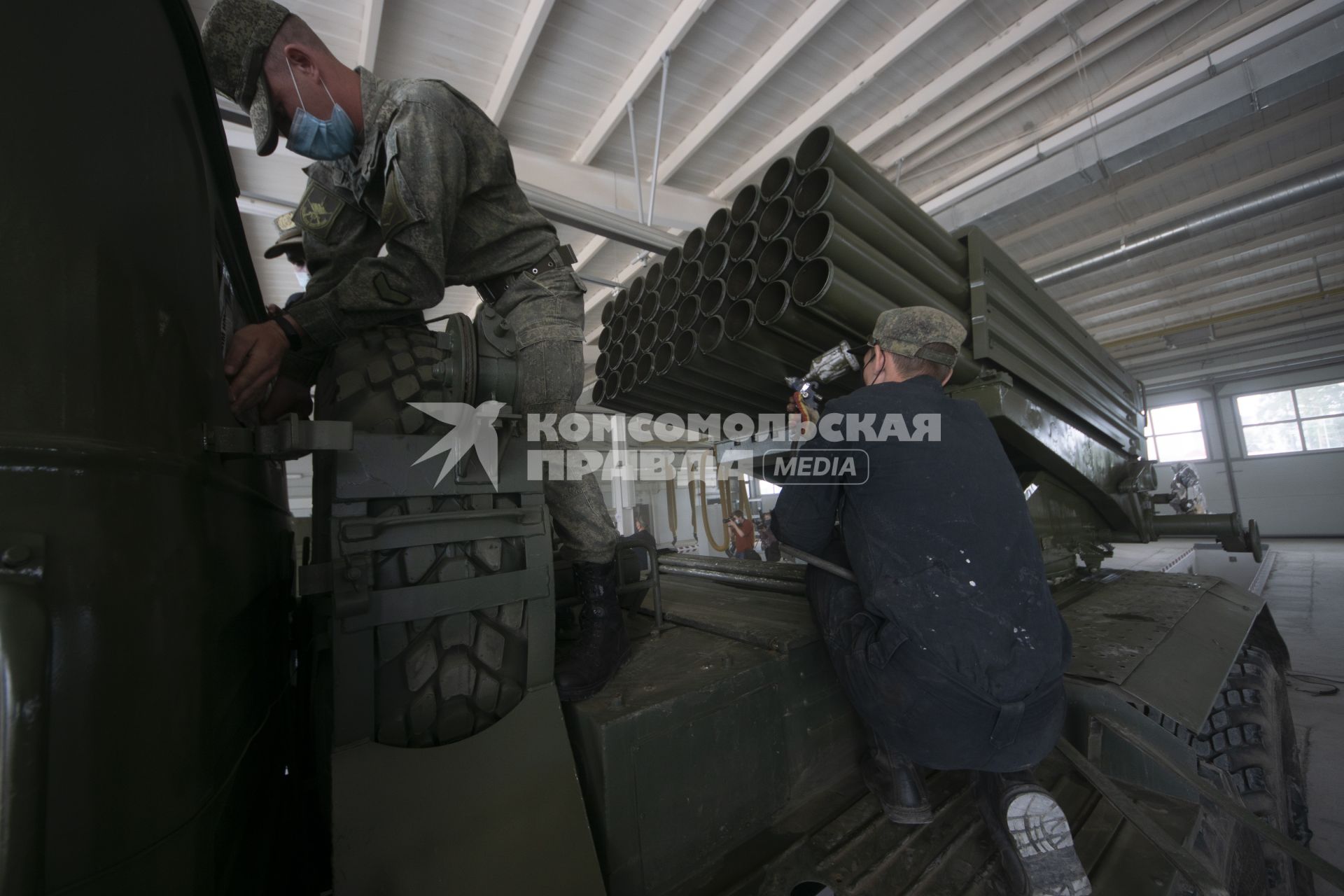 Екатеринбург. 32-й военный городок. Покраска военной техники в ходе подготовки к параду Победы, который из-за эпидемии новой коронавирусной инфекции COVID-19 был перенесен на 24 июня 2020г. На фото: реактивная система залпового огня \'Град\'