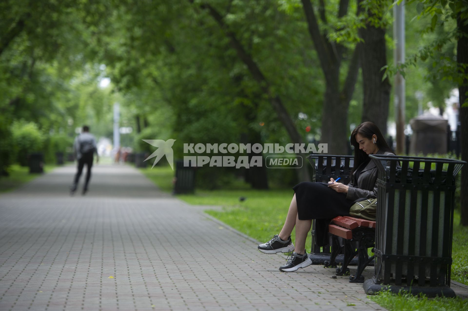 Екатеринбург. Девушка на скамейке в парке