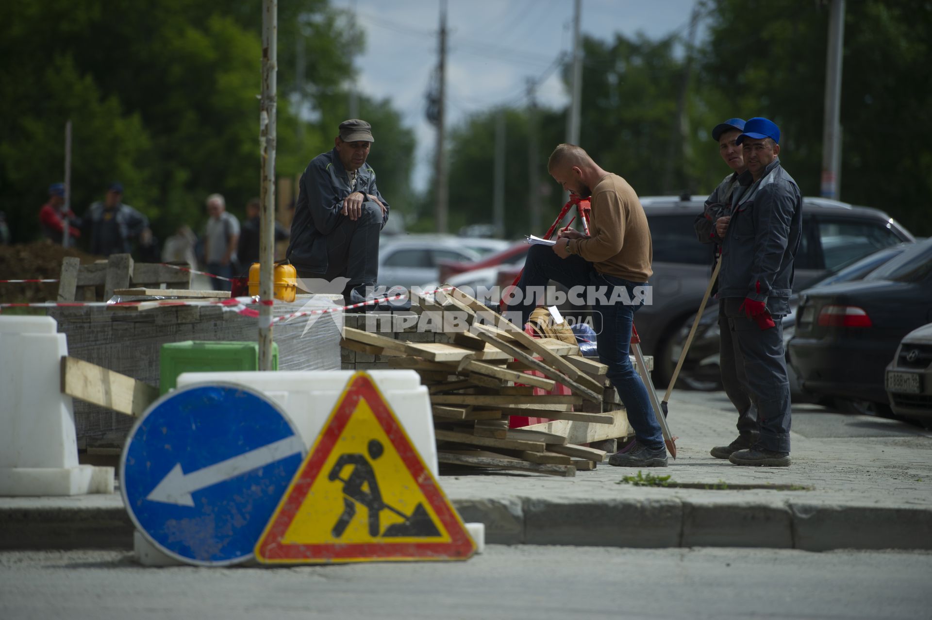 Екатеринбург. Рабочие ремонтируют тротуар