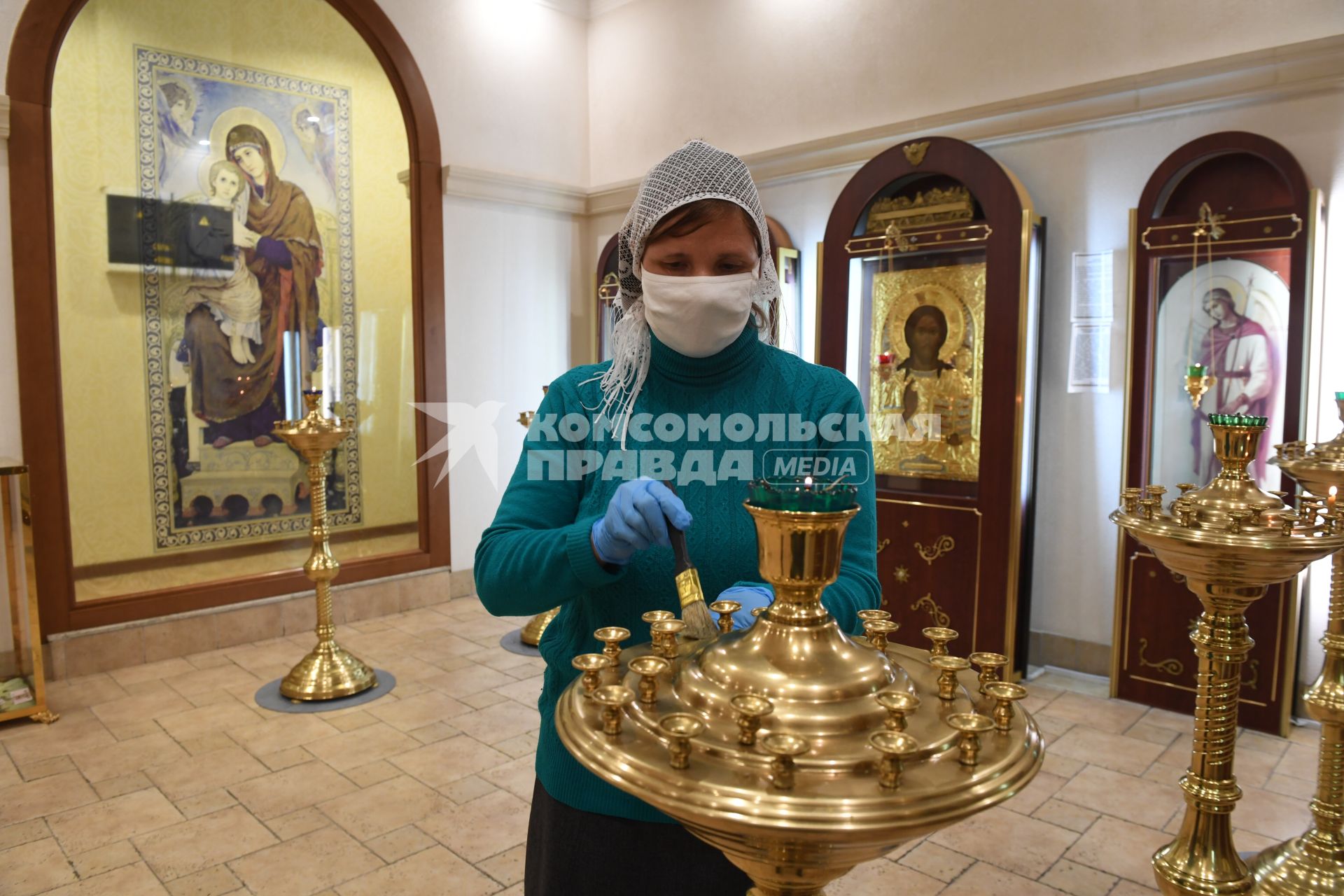 Москва.  Женщина в часовне  Архангела Михаила в аэропорту Домодедово имени  Ломоносова во время пандемии коронавируса COVID-19.