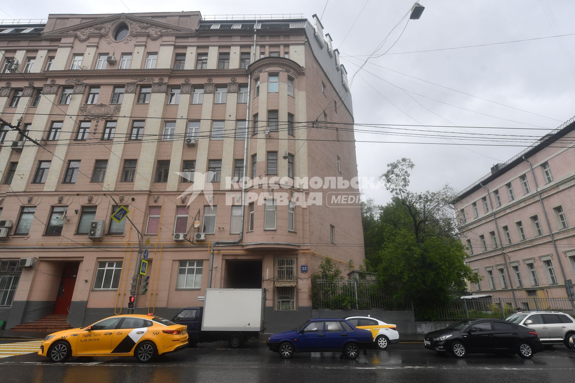 Москва.  Вид на дом на Старой Басманной с кривым углом.