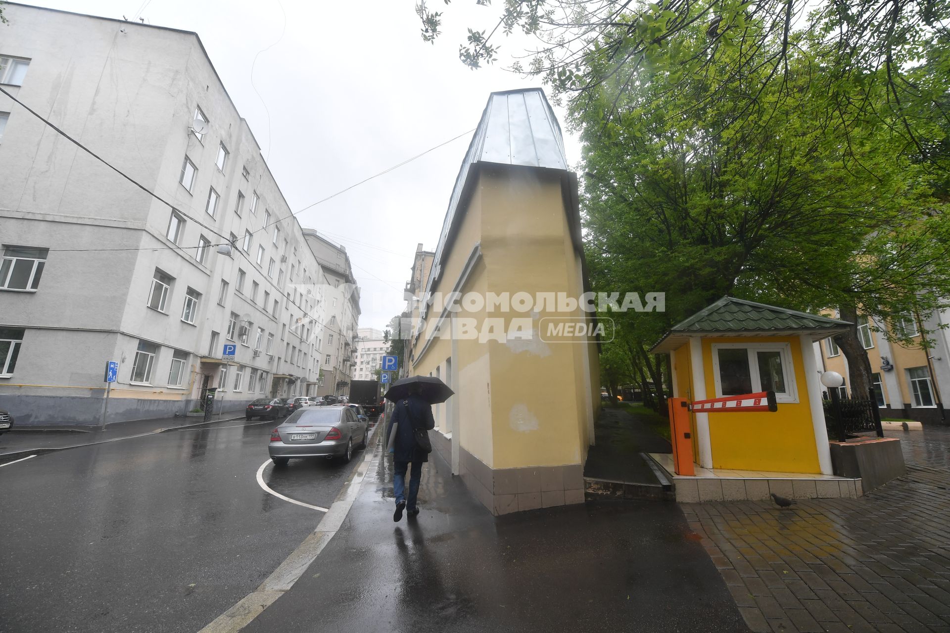 Москва.  Вид на дом-утюг в Хохловском переулке.