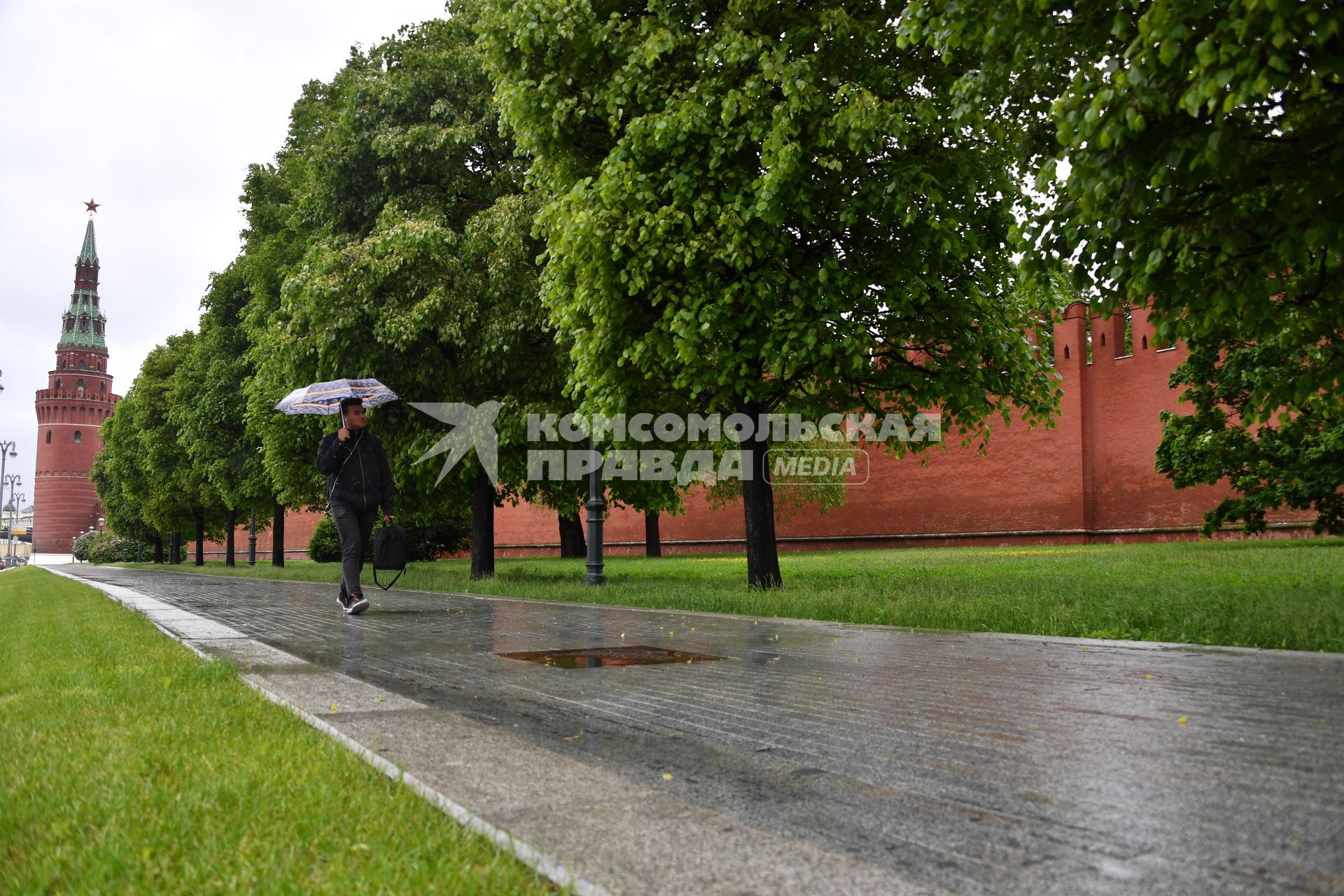 Москва.  Вид на стену Московского  Кремля, хранящуюю следы реконструкции времен Екатерины Второй.