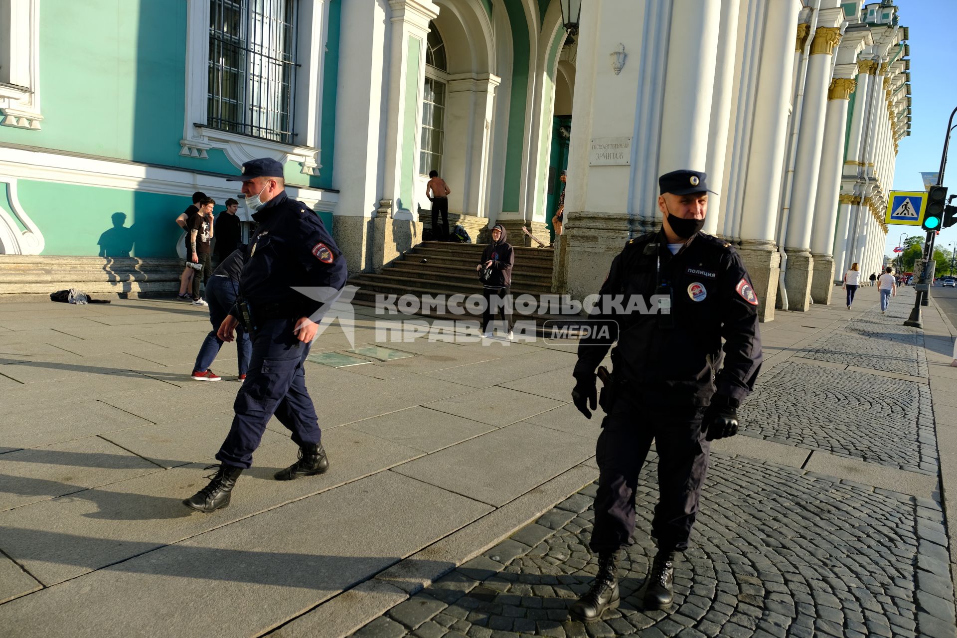 Санкт-Петербург. Сотрудники полиции в медицинских масках.