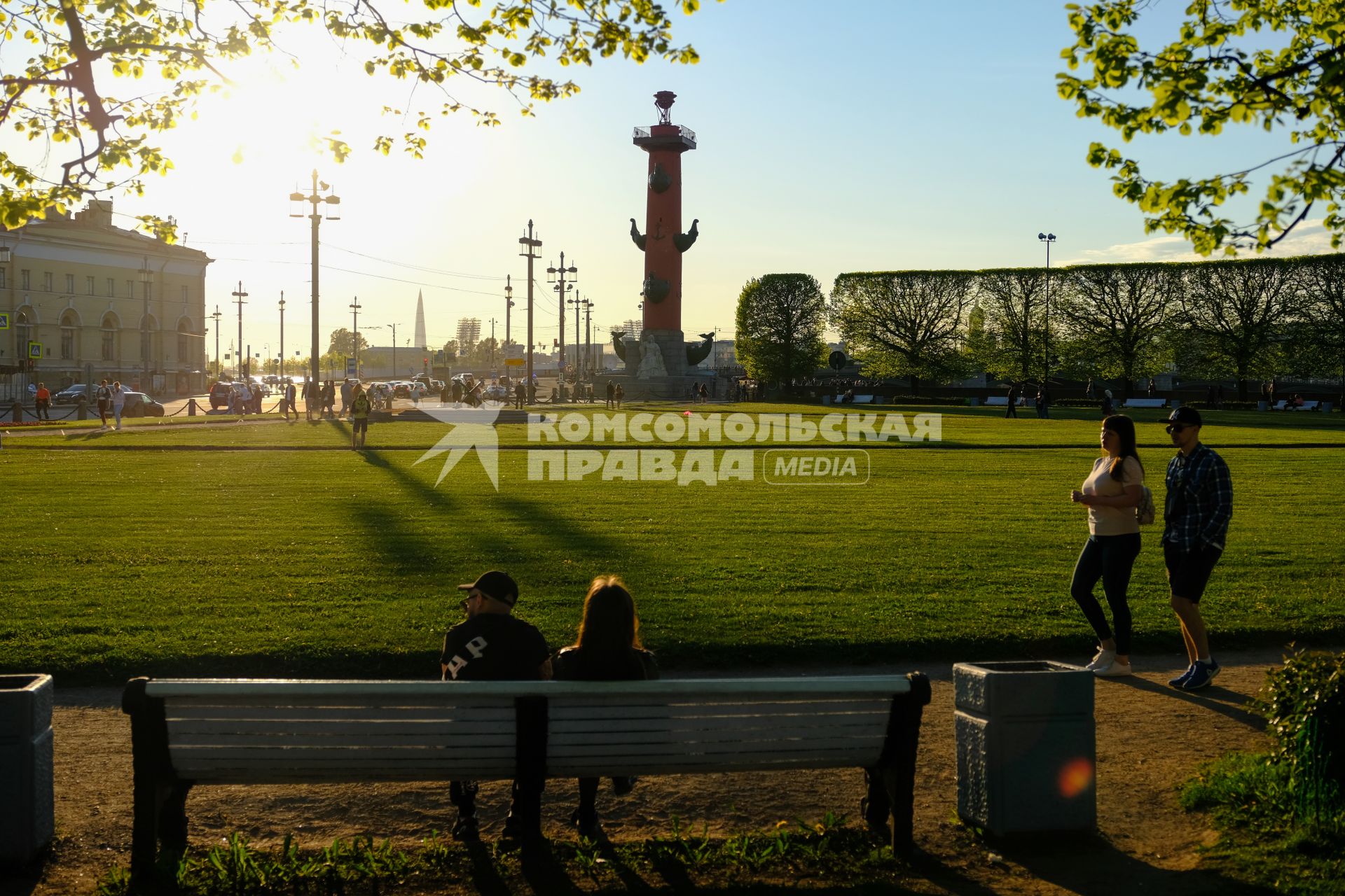 Санкт-Петербург.   Горожане во время прогулки.