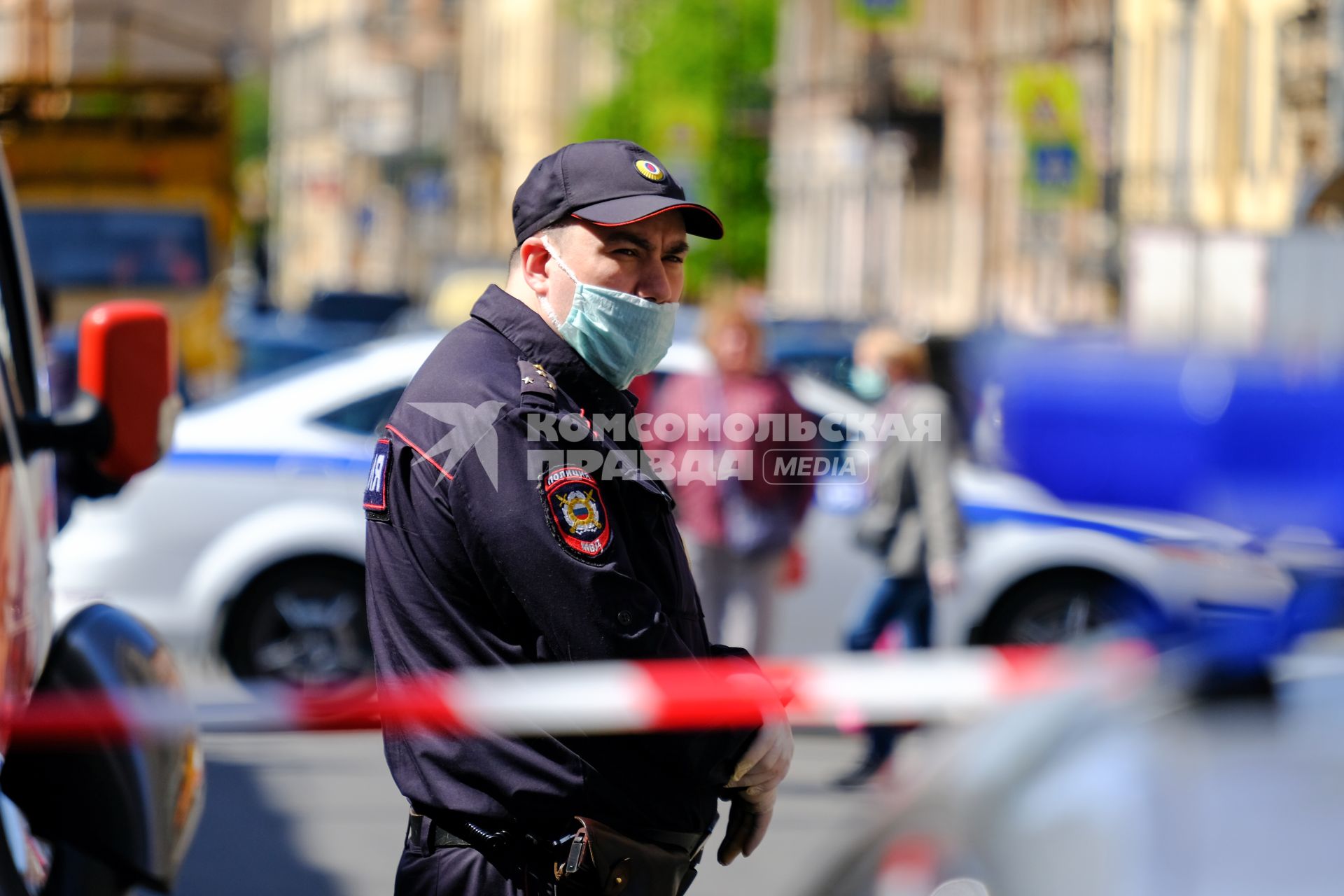 Санкт-Петербург.  Сотрудник полиции на одной из улиц города.