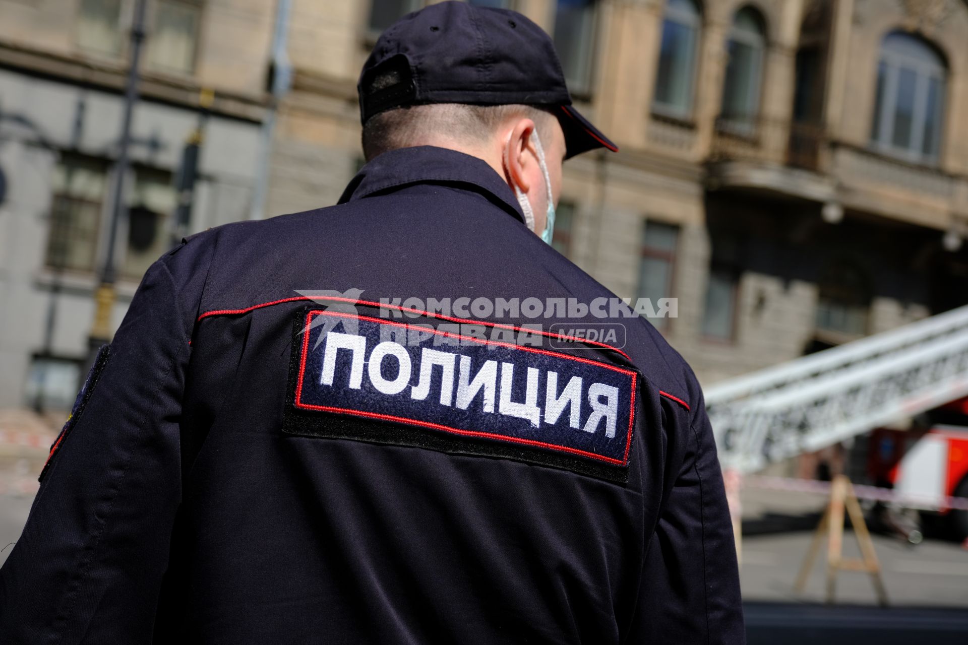 Санкт-Петербург.  Сотрудник полиции на одной из улиц города.