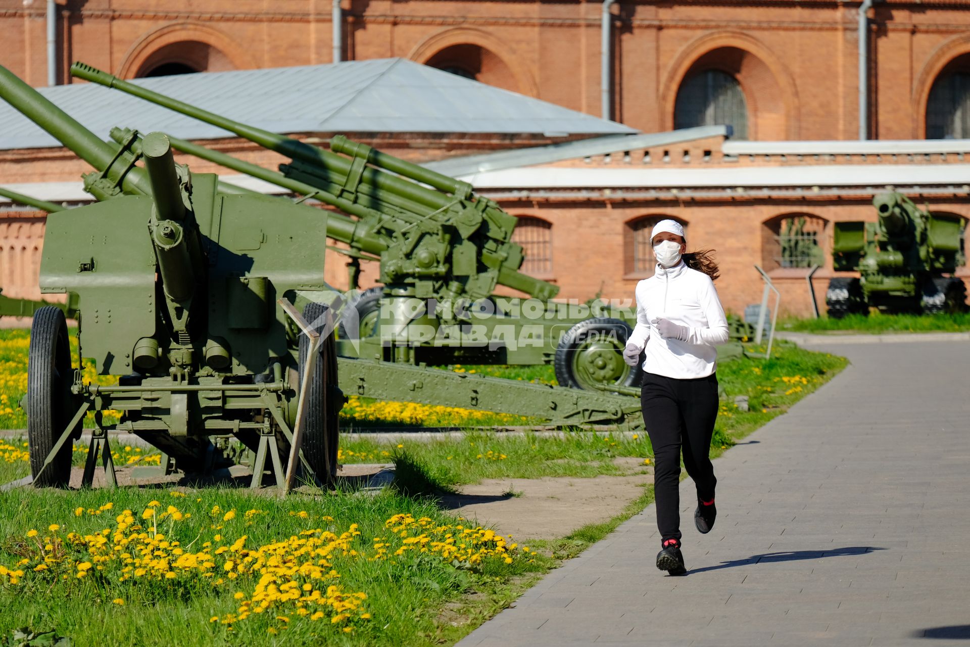 Санкт-Петербург.  Девушка в медицинской маске во время пробежки.