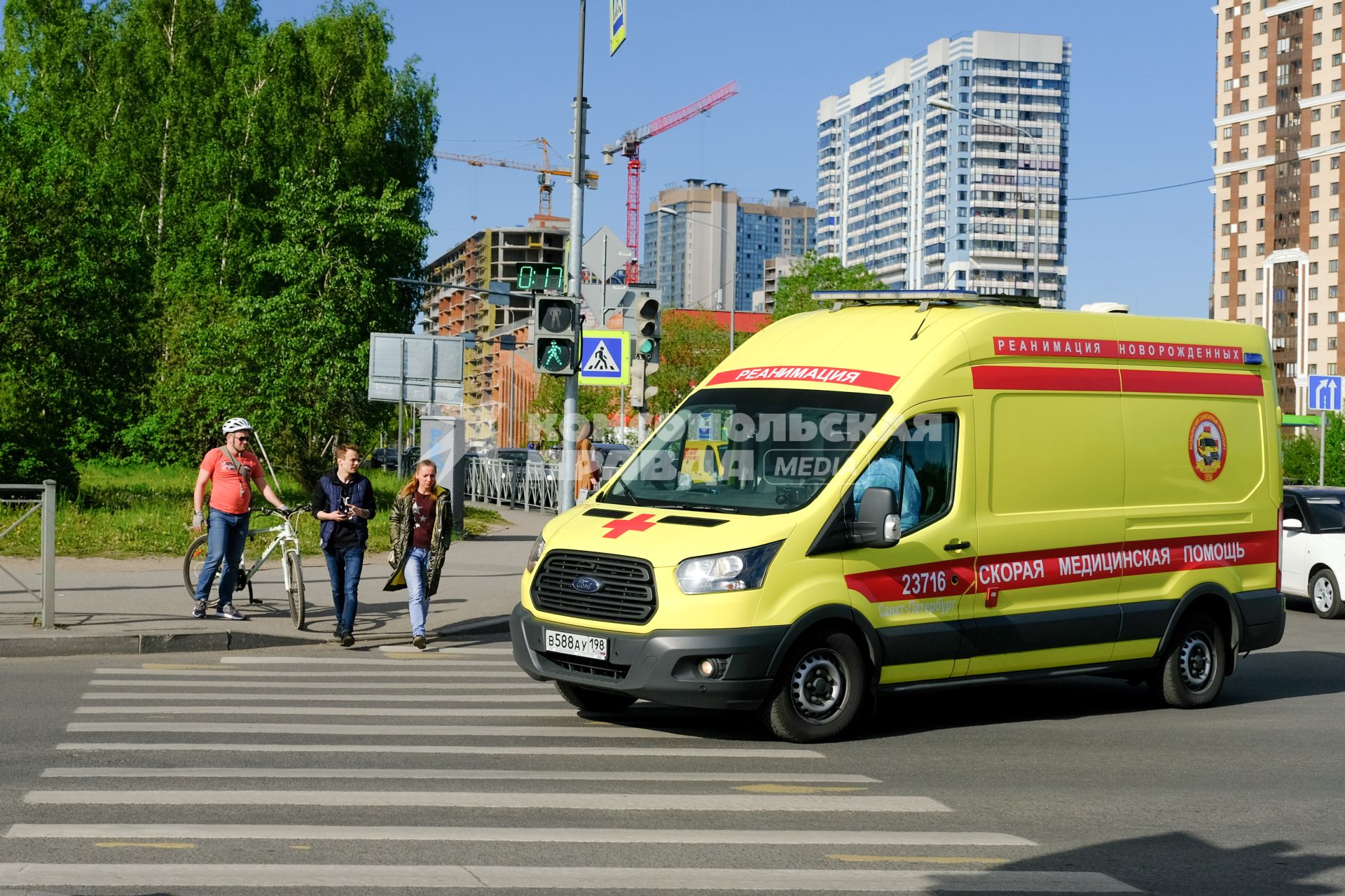 Санкт-Петербург. Реанимационный автомобиль на одной из улиц города.