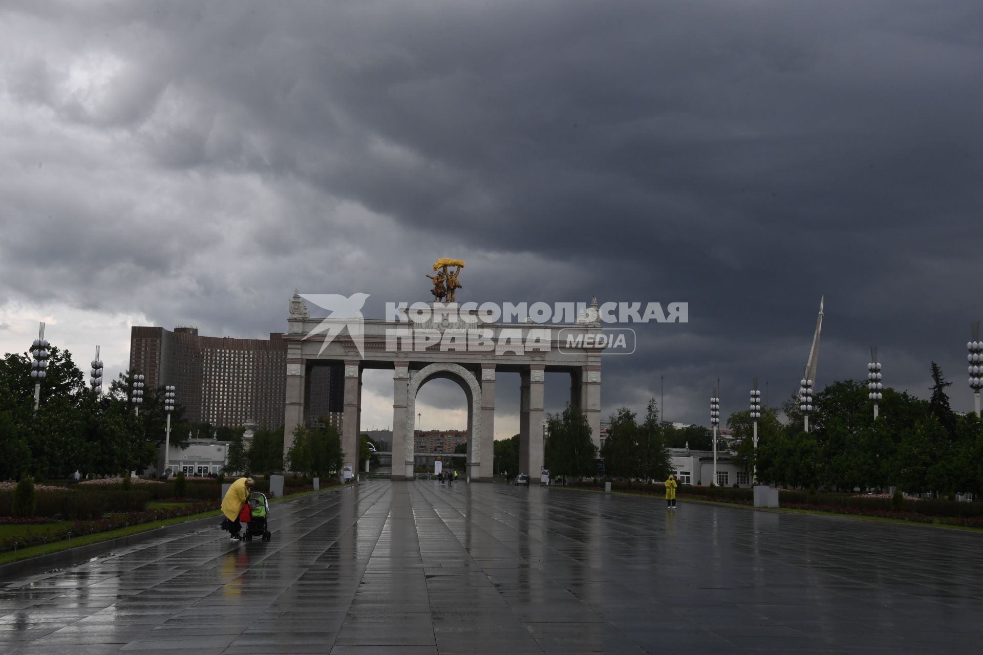 Москва.  Прохожие у центрального входа на ВДНХ.