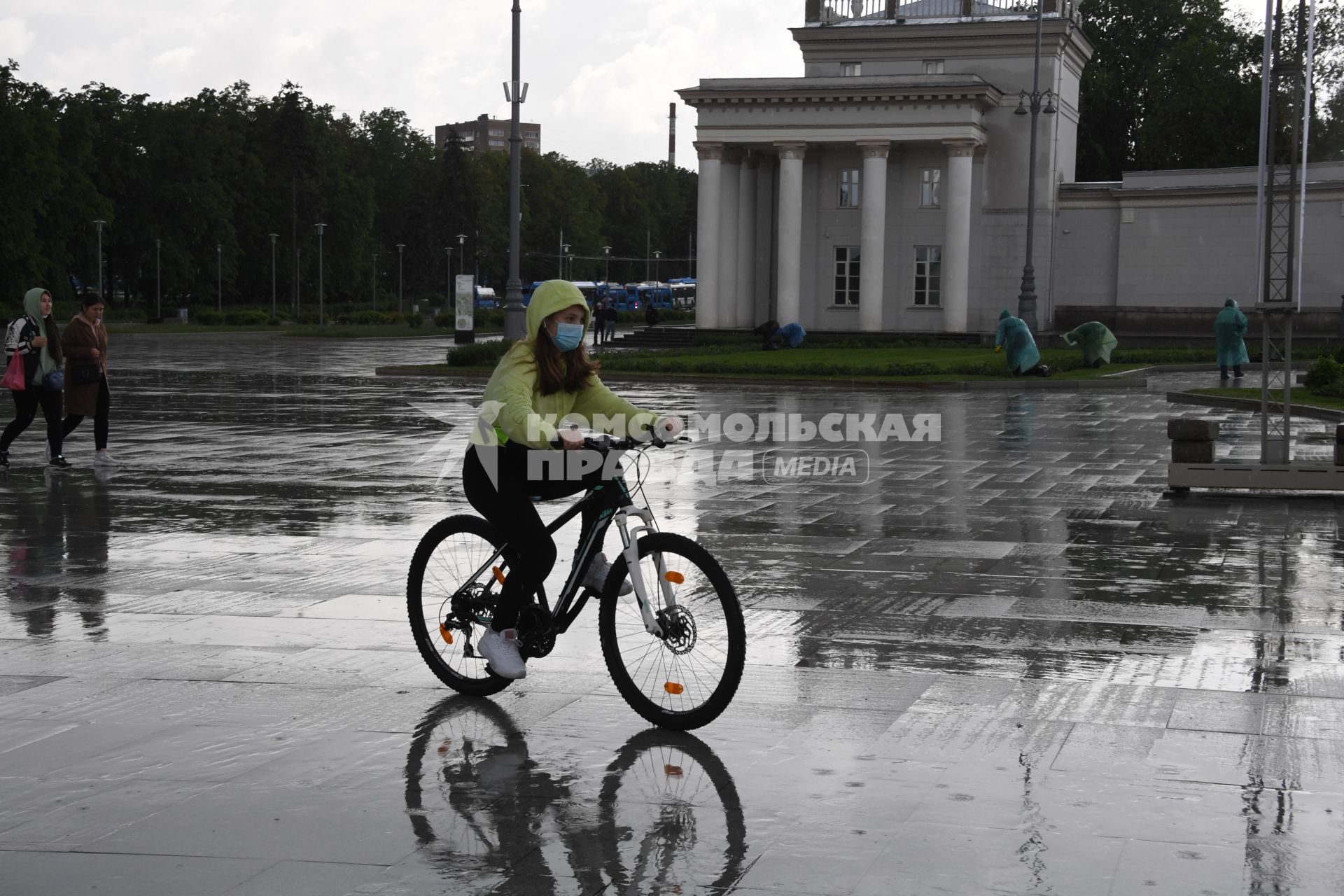 Москва.  Юноша на велосипеде у главного входа  ВДНХ.