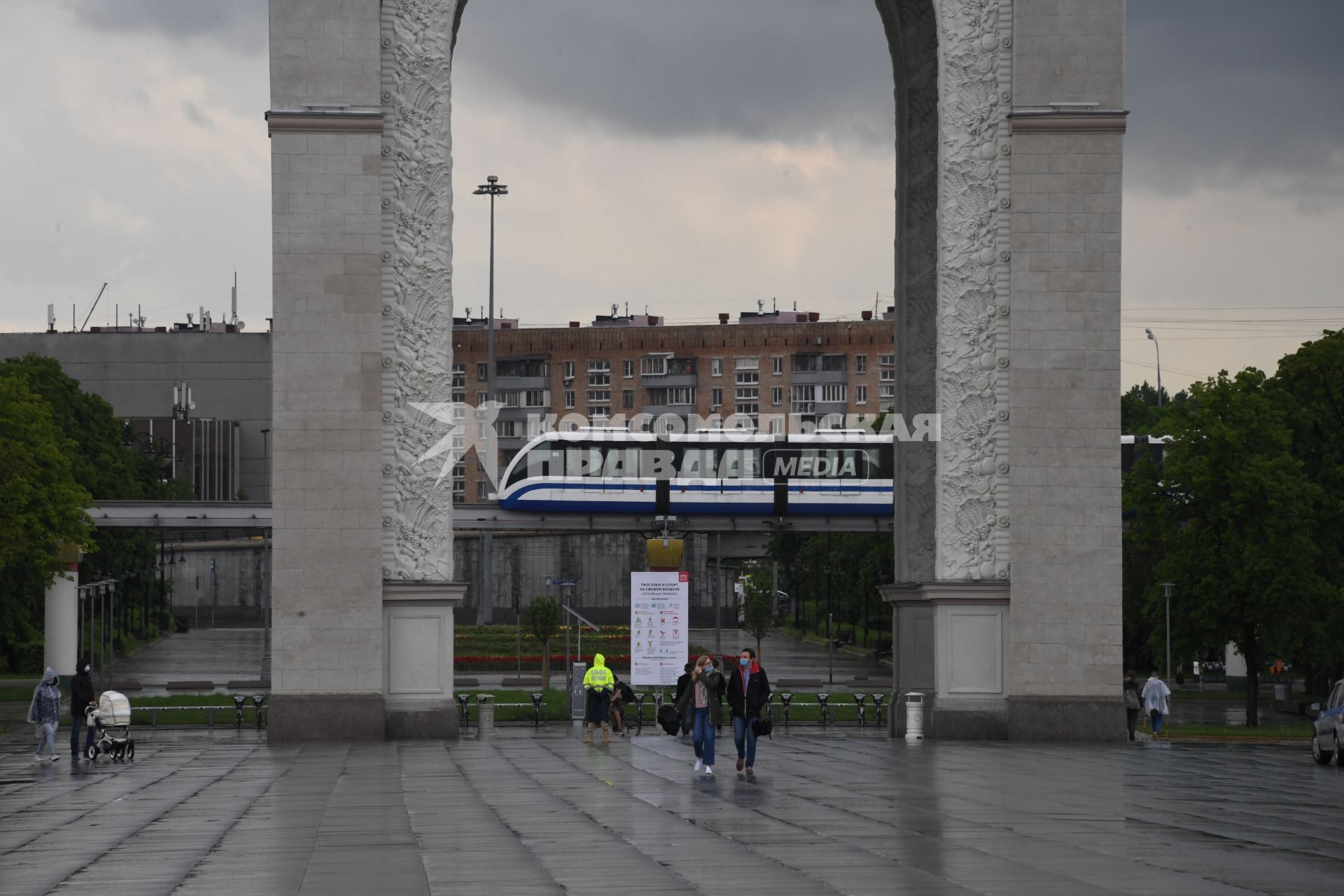 Москва.  Прохожие у центрального входа на ВДНХ.