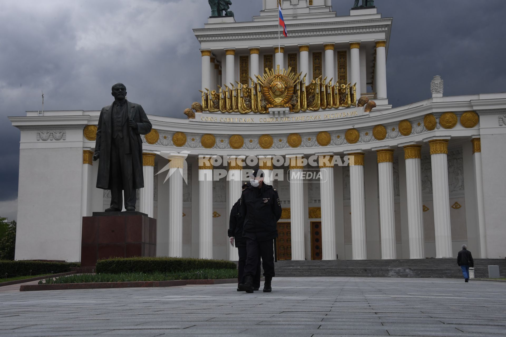 Москва.  Сотрудники полиции у Центрального павильона на ВДНХ.