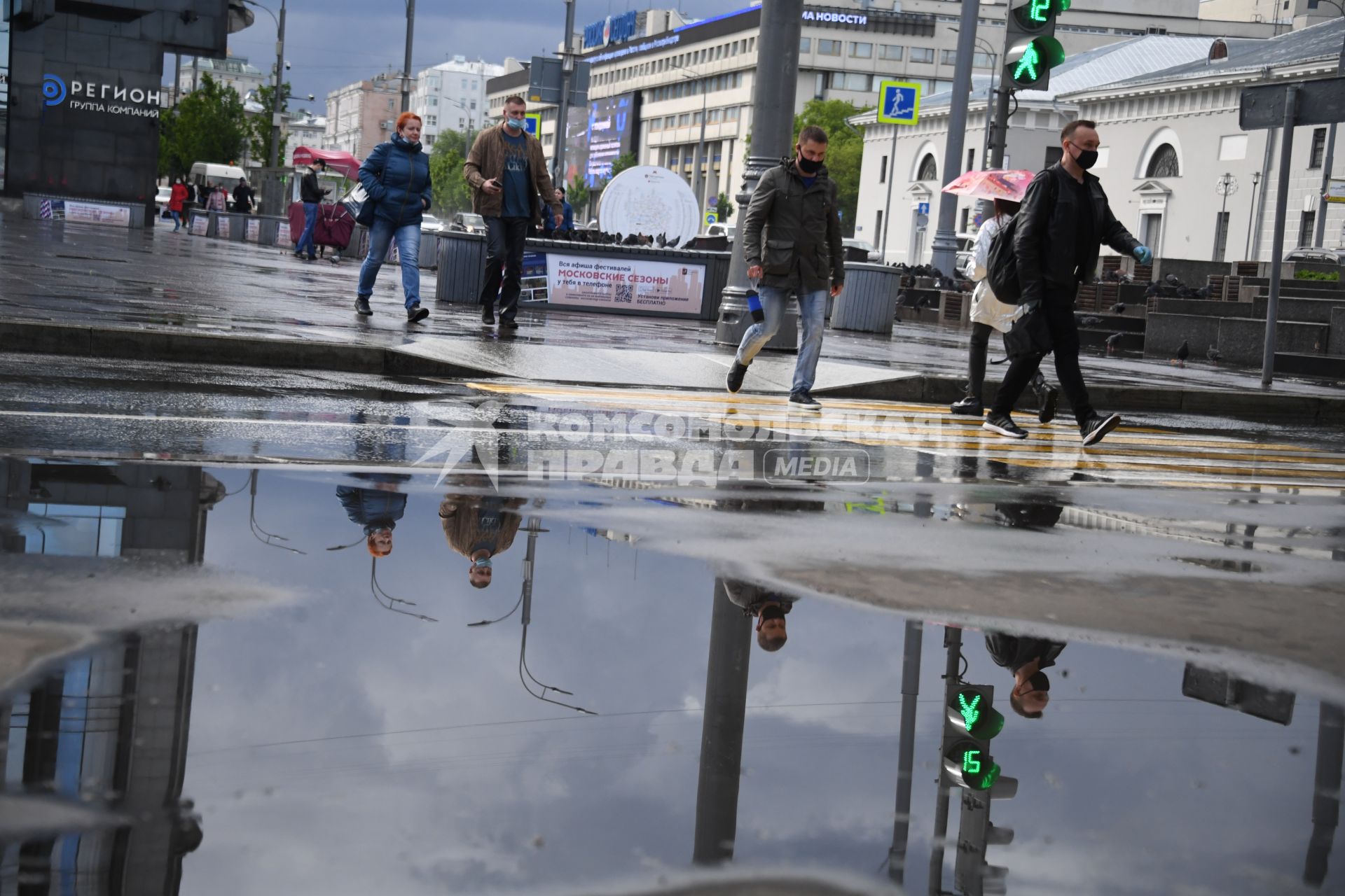 Москва.  Прохожие у метро Парк Культуры.