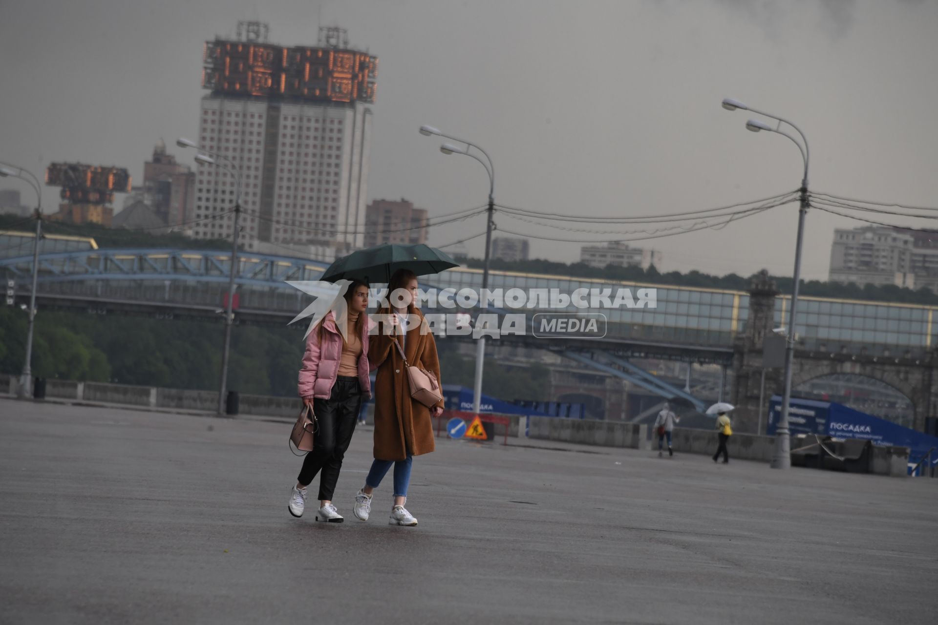 Москва.  Девушки под зонтом.