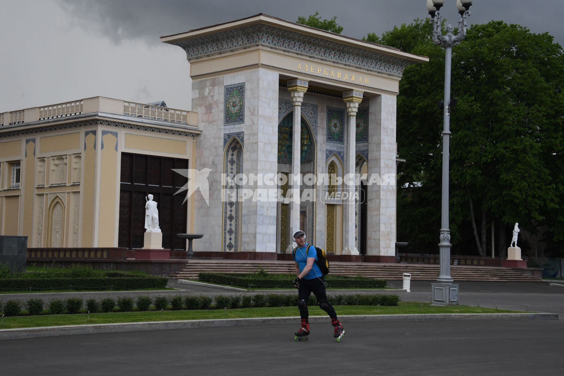 Москва.  Мужчина катается на роликовых коньках на ВДНХ.