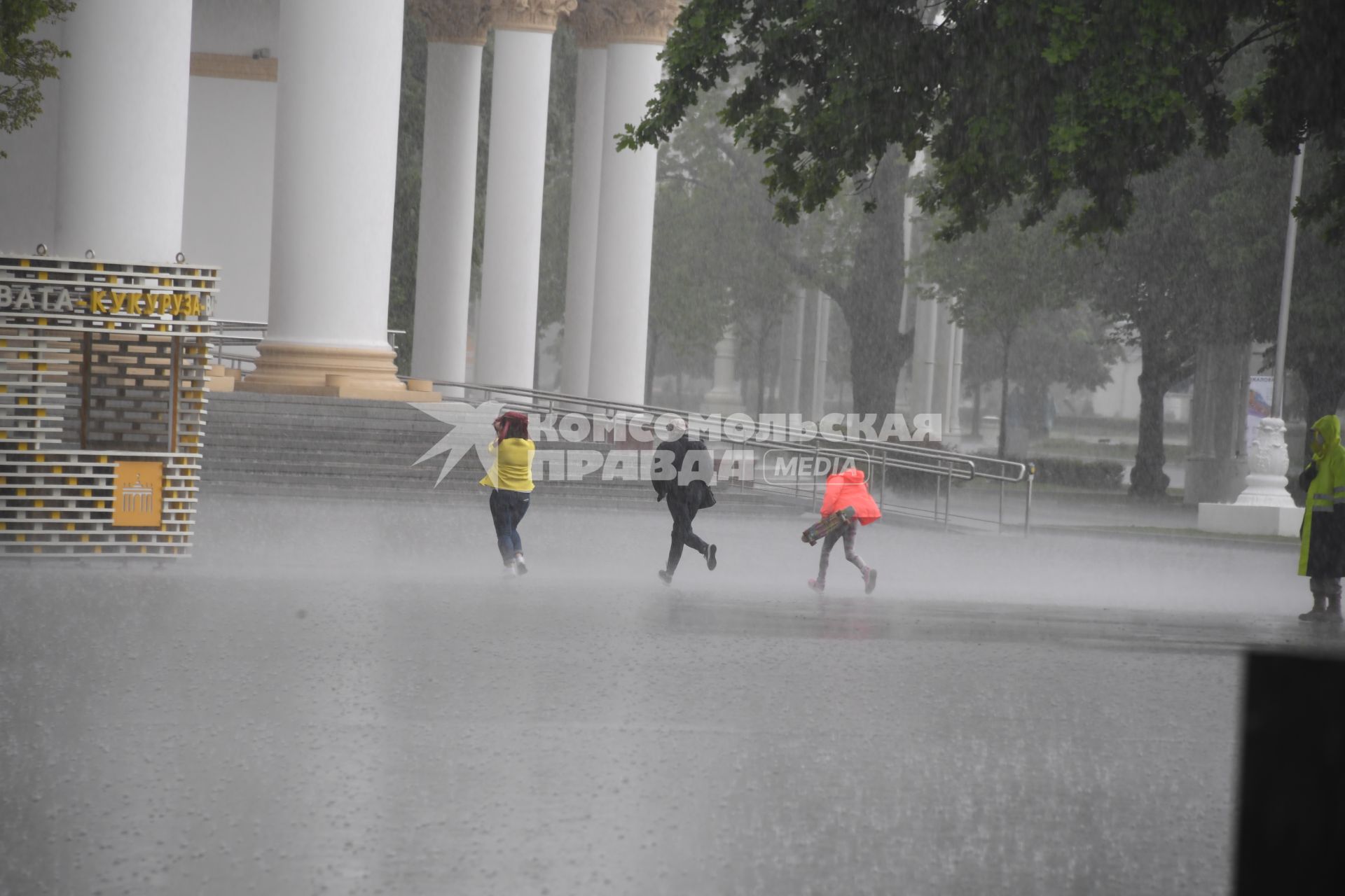 Москва.  Прохожие под дождем.