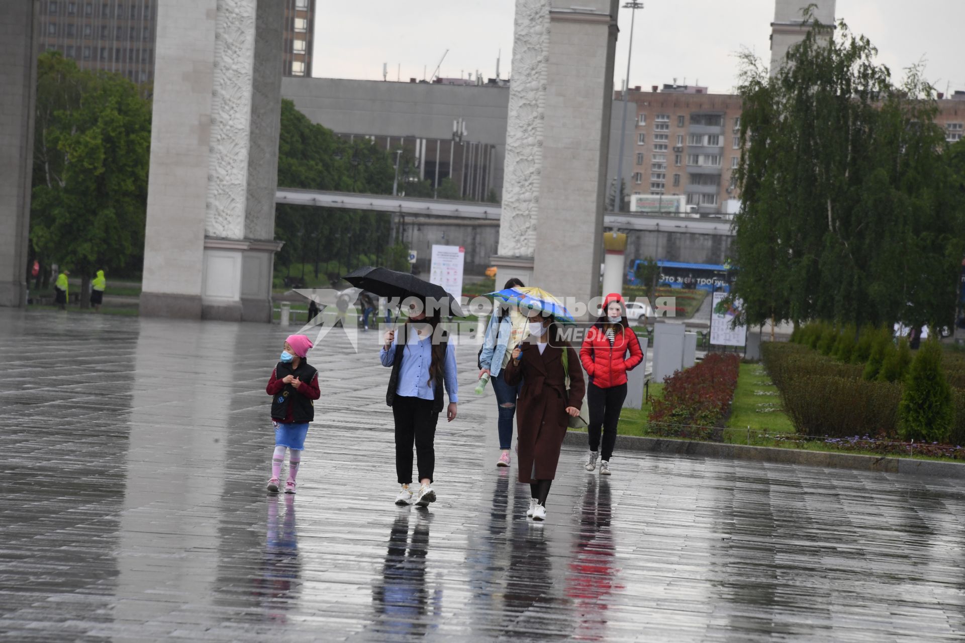 Москва.  Прохожие у центрального входа на ВДНХ.