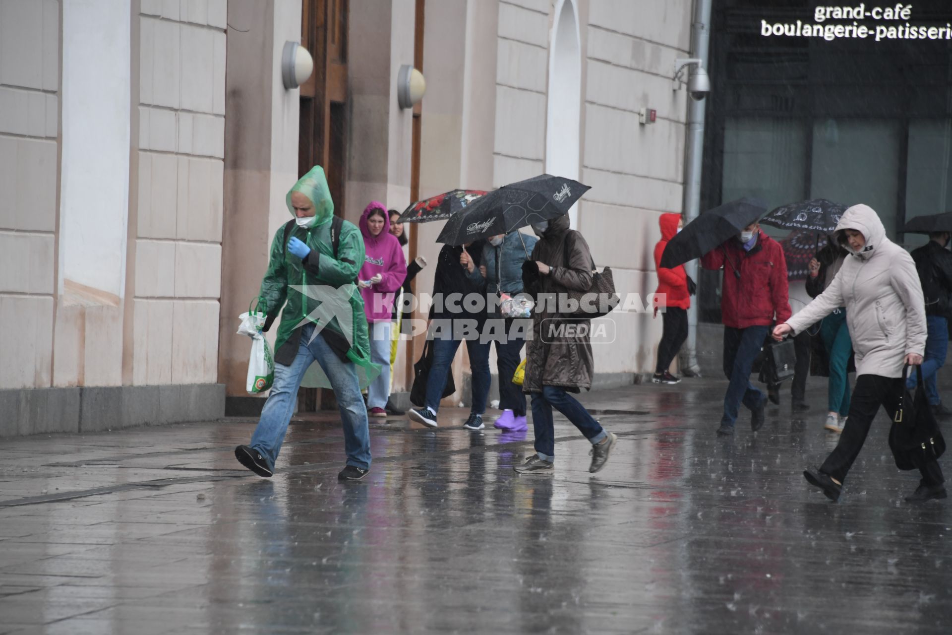 Москва.  Прохожие под дождем у метро Парк Культуры.