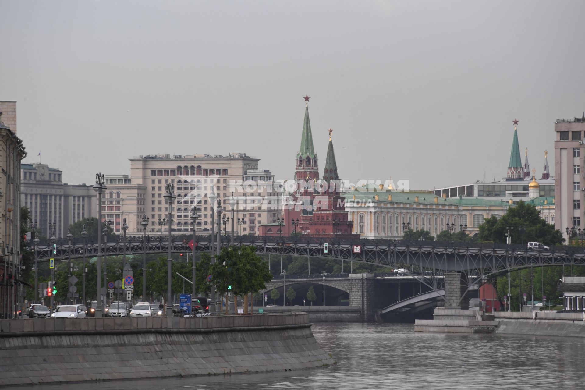 Москва.  Вид на Кремль и Патриарший мост.