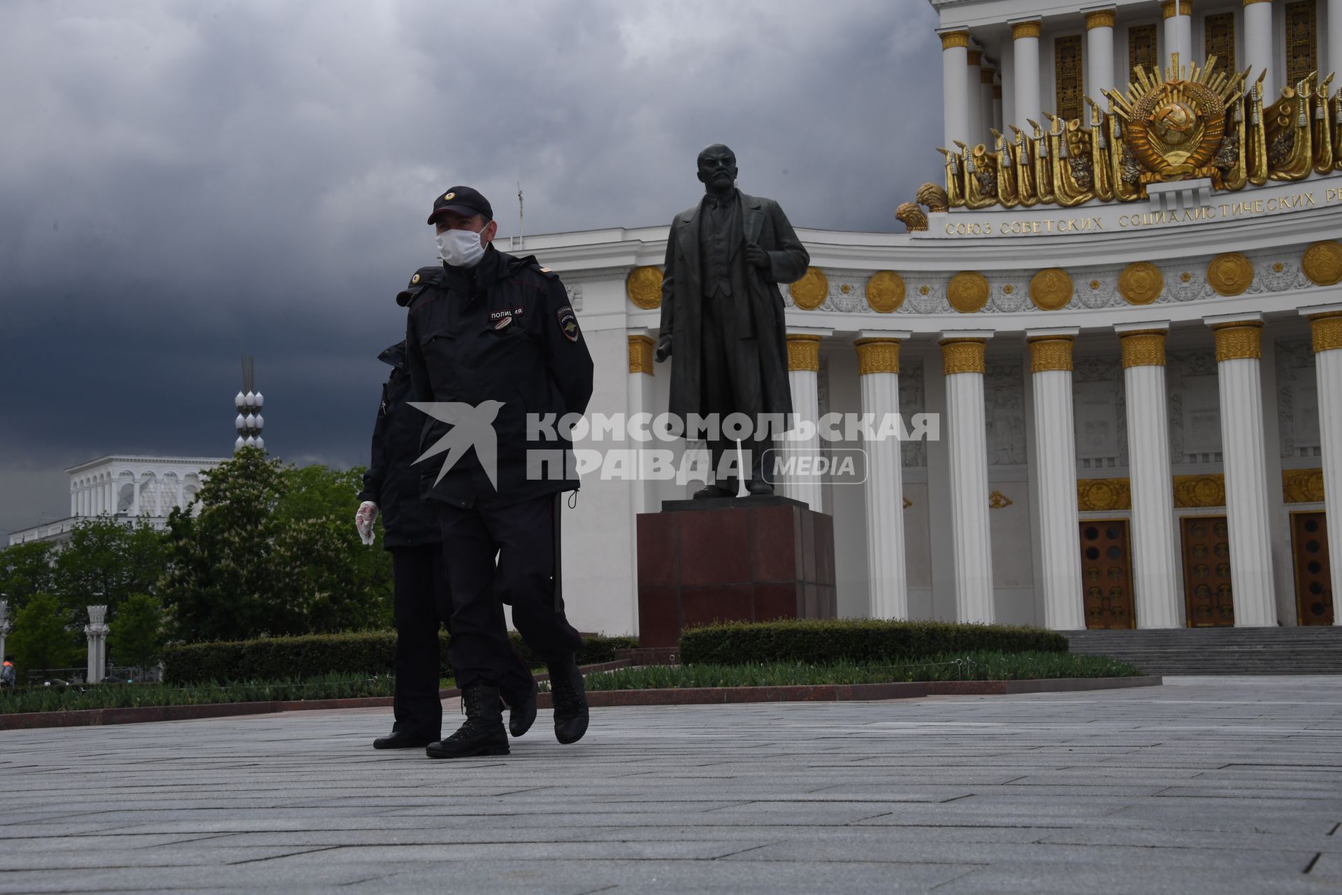 Москва.  Сотрудники полиции у Центрального павильона на ВДНХ.