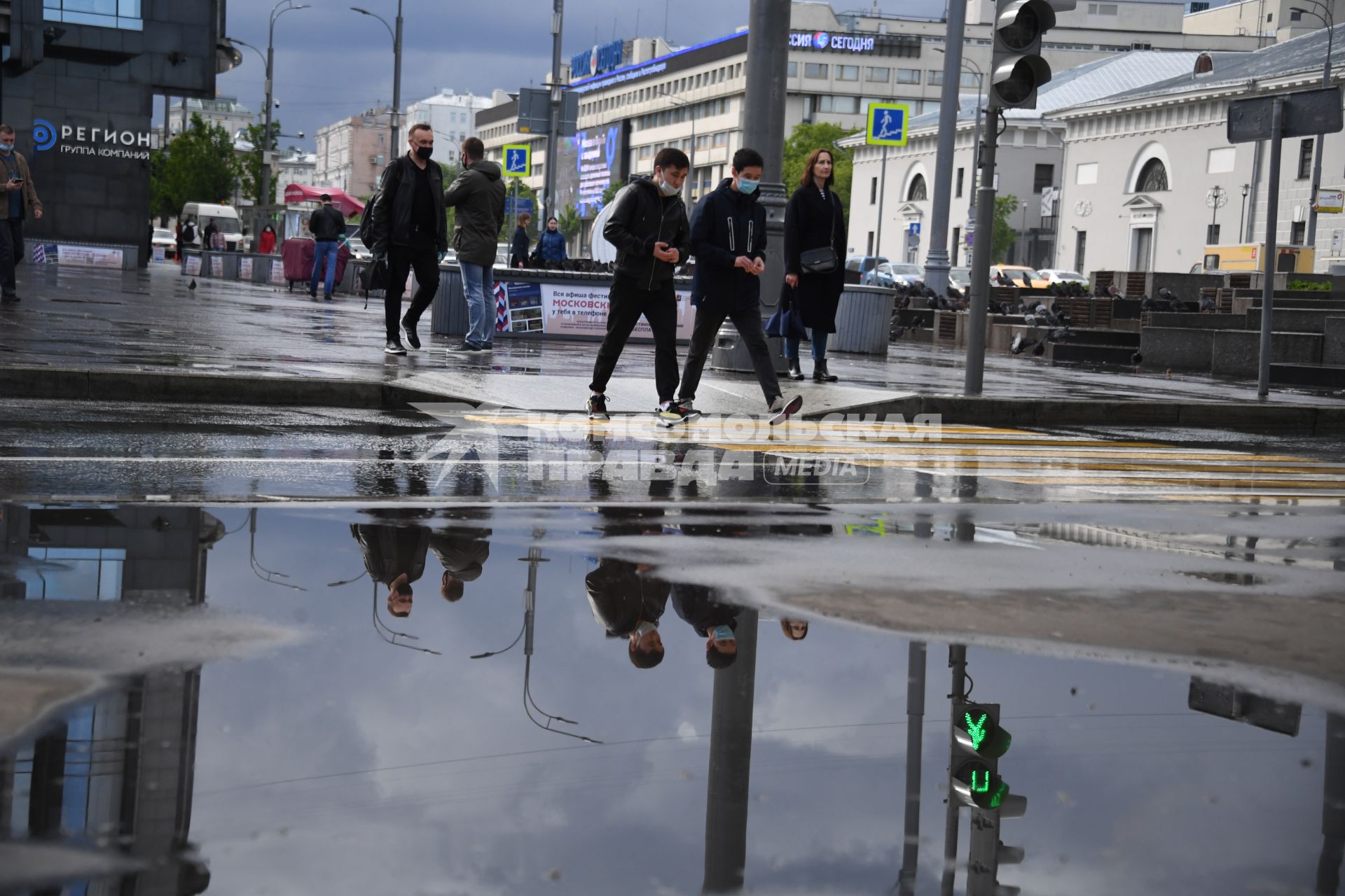 Москва.  Прохожие у метро Парк Культуры.