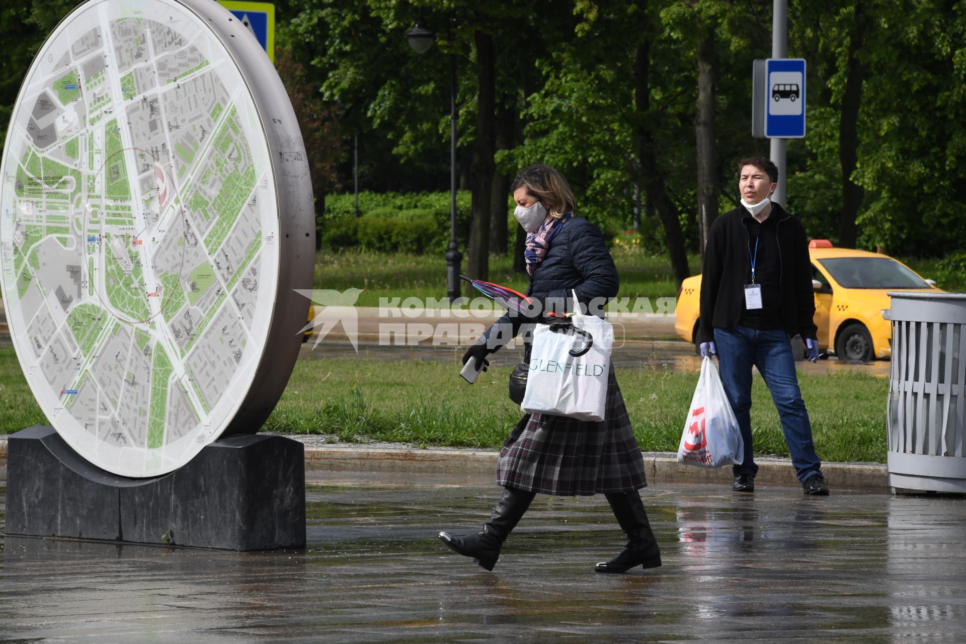 Москва.  Женщина в медицинской маске.