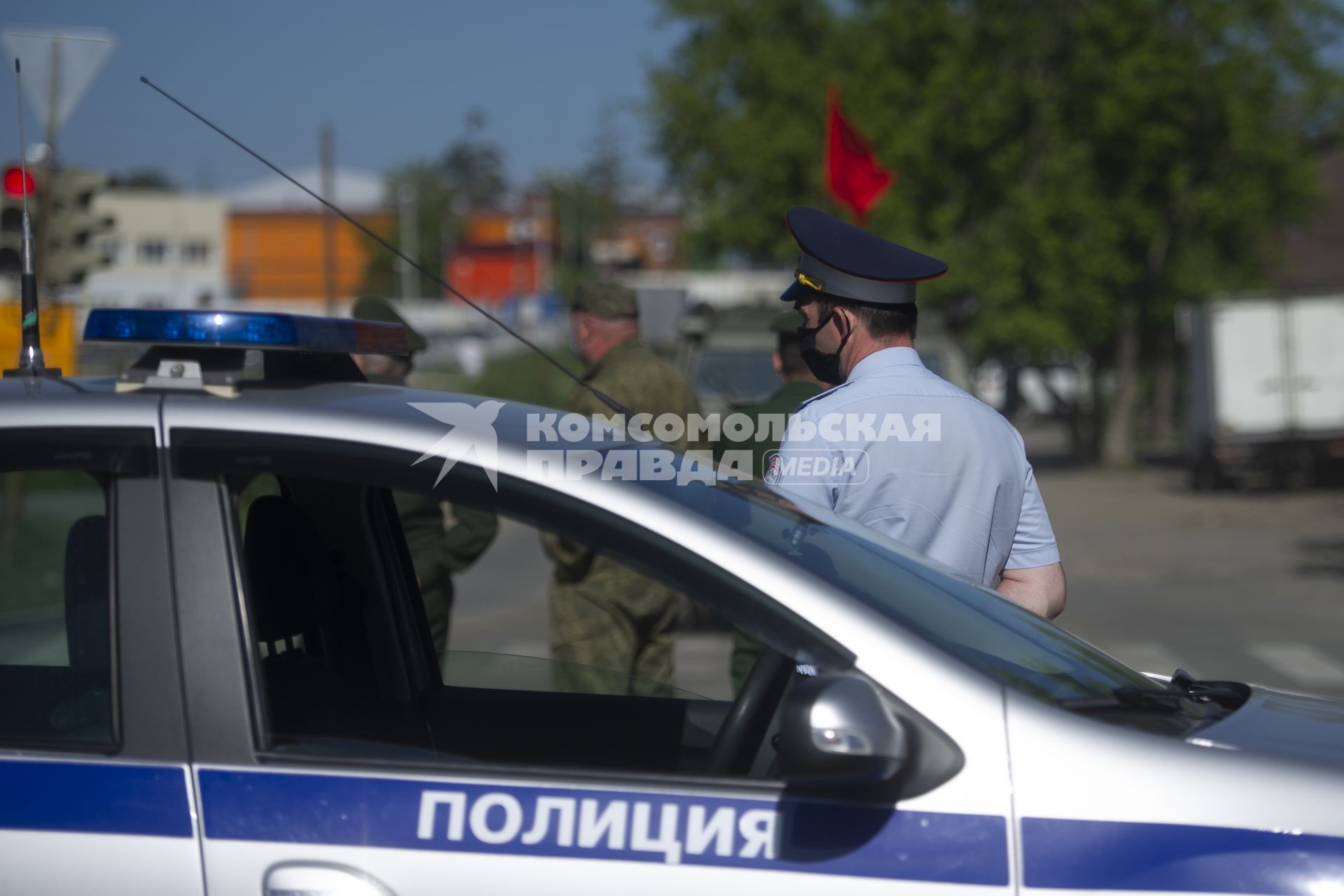 Екатеринбург. Сотрудник полиции в защитной маске,  во время репетиции парада Победы. Из-за эпидемии новой коронавирусной инфекции COVID-19 дата проведения парада Победы указом президента была перенесена на 24 июня 2020г