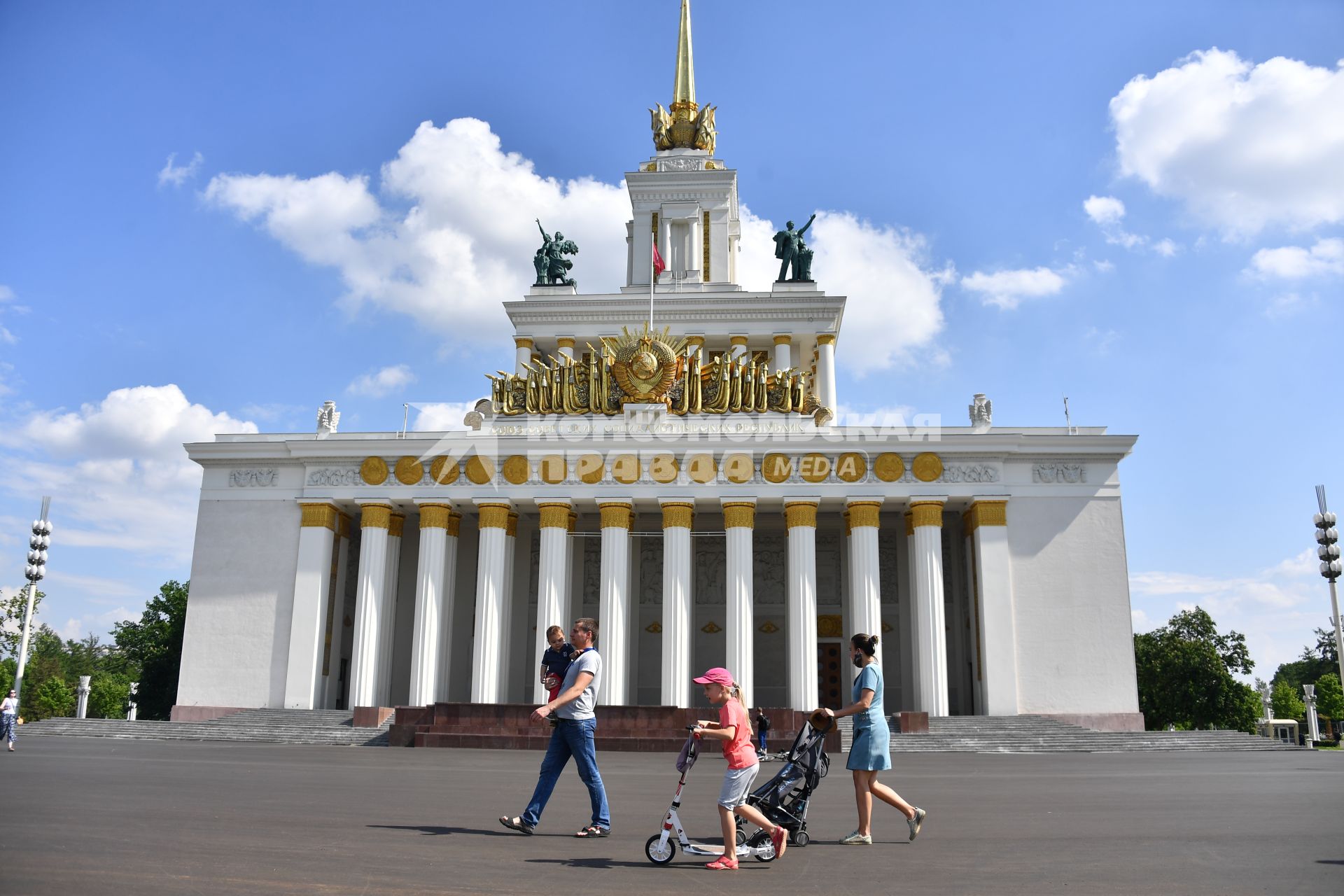 Москва.  Люди гуляют на ВДНХ  после ослабления карантина в условиях эпидемии коронавируса.