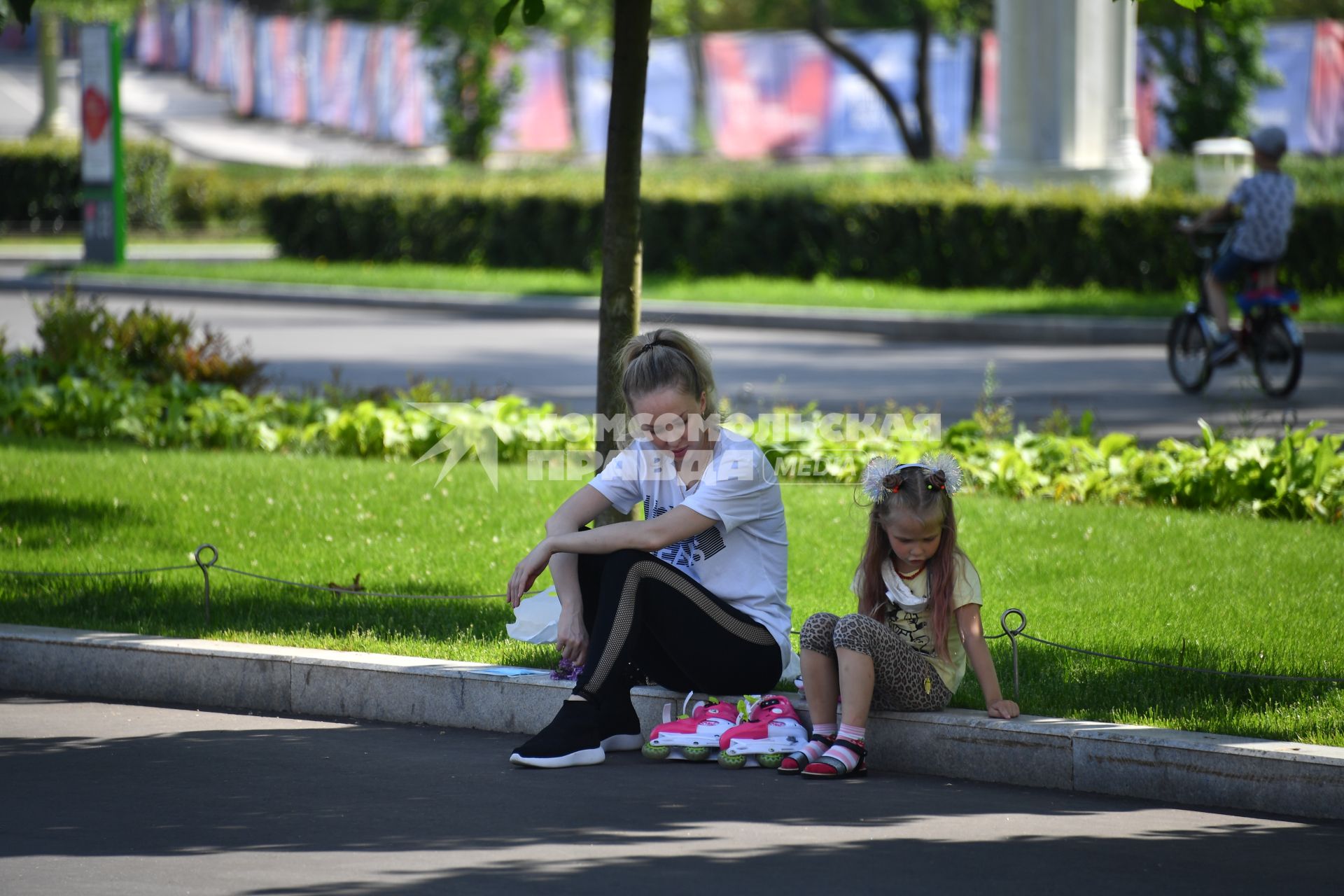 Москва.  Люди гуляют на ВДНХ  после ослабления карантина в условиях эпидемии коронавируса.