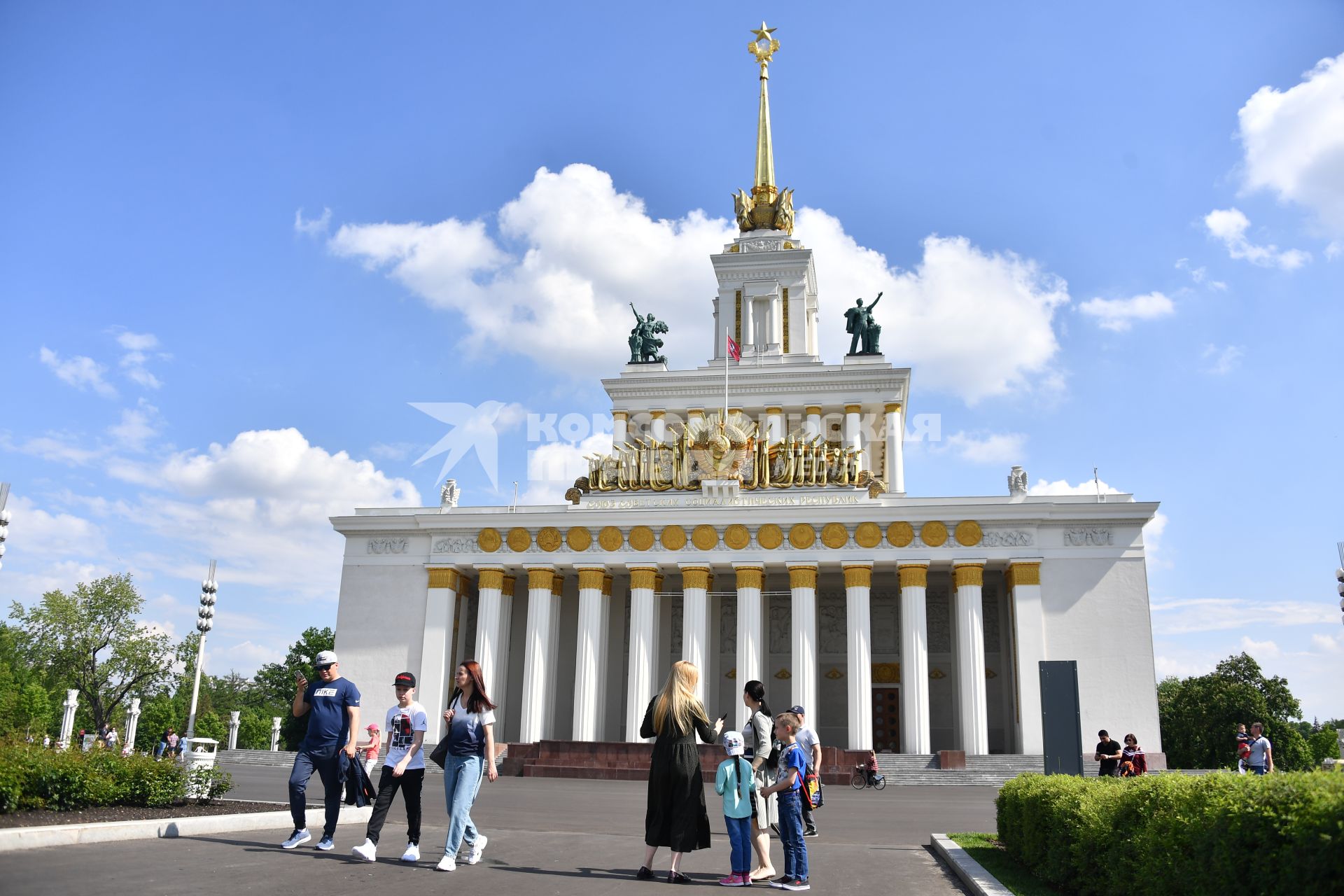 Москва.  Люди гуляют на ВДНХ  после ослабления карантина в условиях эпидемии коронавируса.