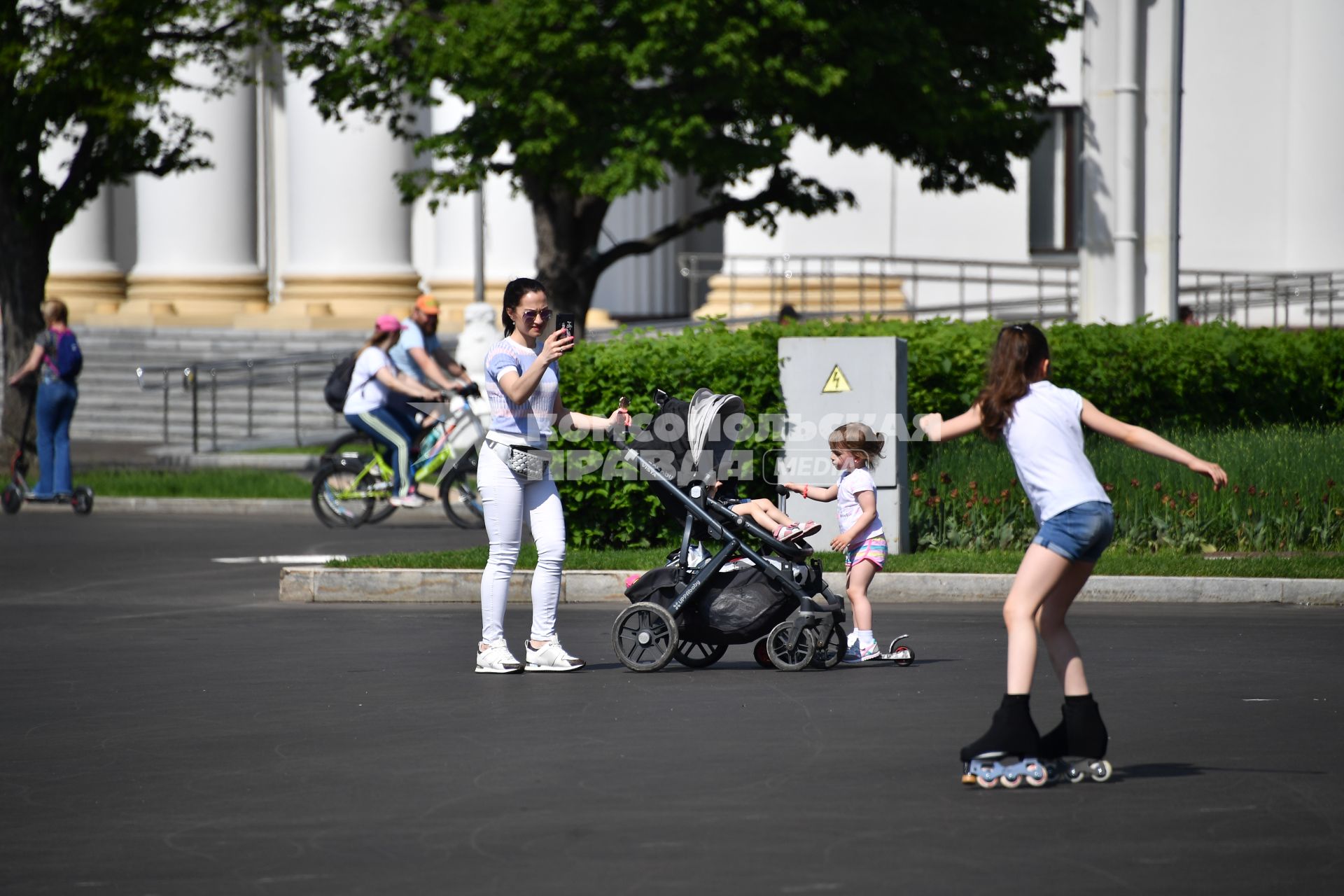 Москва.  Люди гуляют на ВДНХ  после ослабления карантина в условиях эпидемии коронавируса.