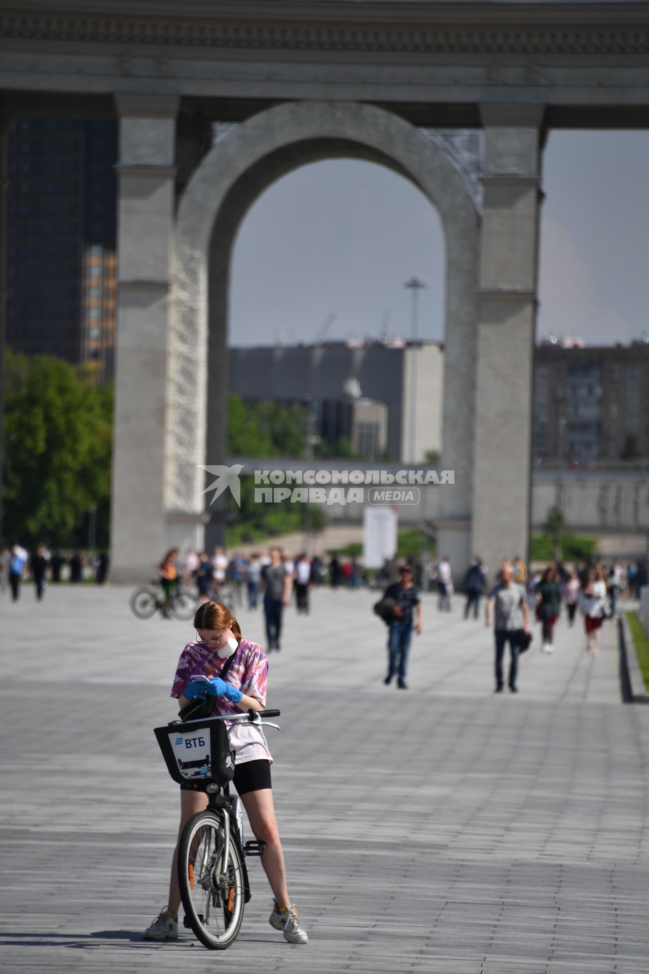 Москва.  Люди гуляют на ВДНХ  после ослабления карантина в условиях эпидемии коронавируса.