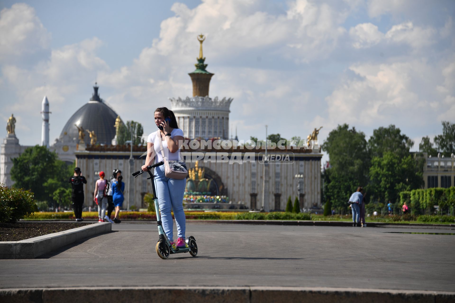 Москва.  Люди гуляют на ВДНХ  после ослабления карантина в условиях эпидемии коронавируса.