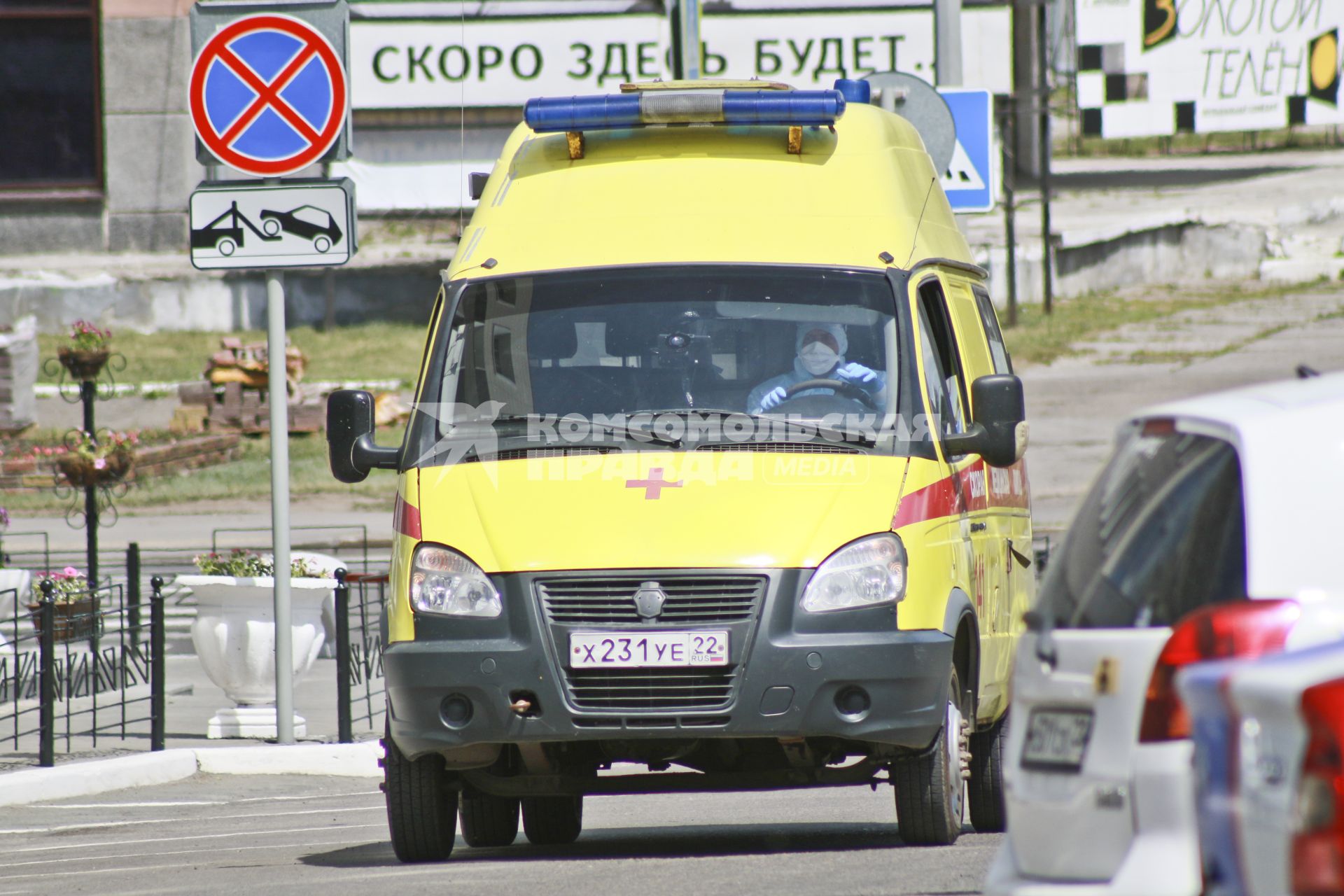 Барнаул. Реанимационный автомобиль на одной из улиц города.