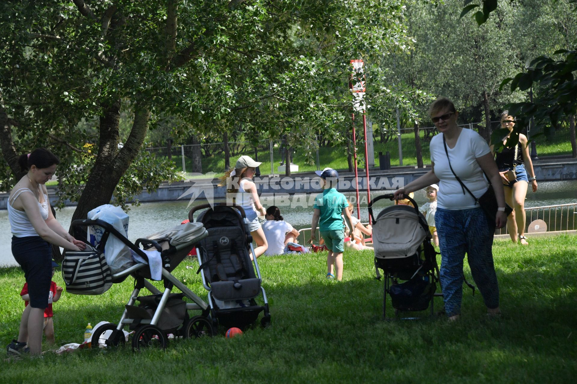 Москва.  Женщины с детьми в  Парке Горького.