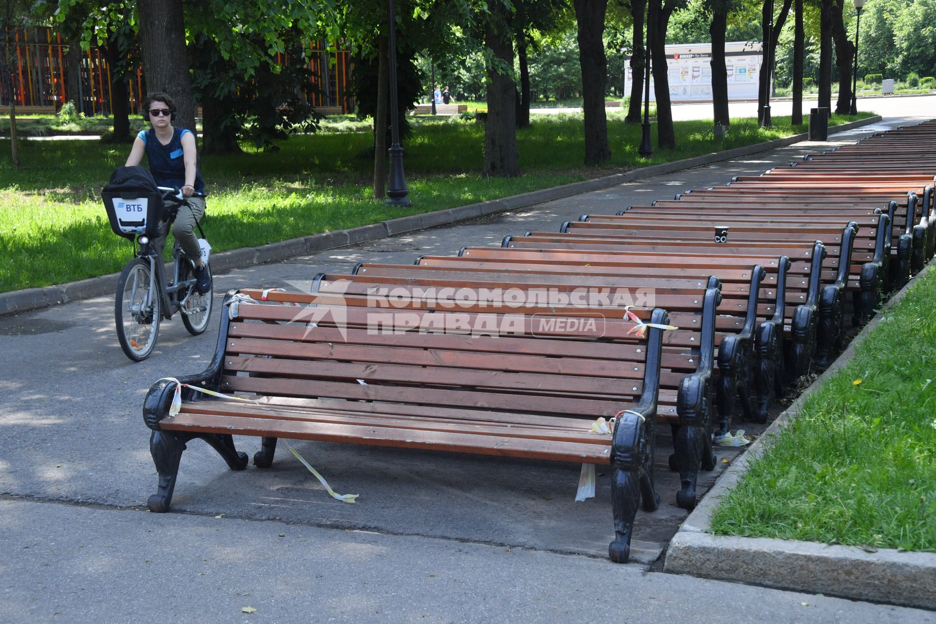 Москва. Женщина катается в парке на велосипеде.