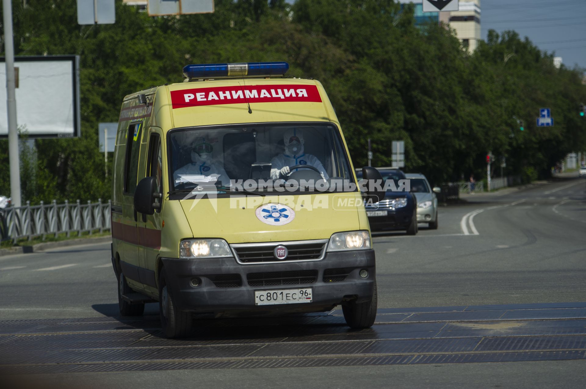 Екатеринбург. Бригада скорой медицинской помощи в защитных костюмах, во время ослабления режима самоизоляции, введеного для нераспространения новой коронавирусной инфекции COVID-19