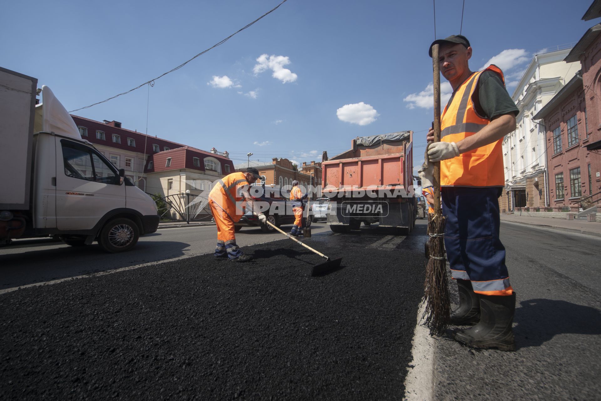 Екатеринбург. Дорожные рабочие укладывают асфальт на ремонтируемой дороге