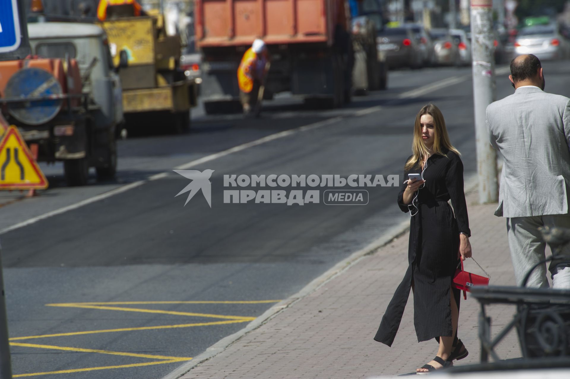 Екатеринбург. Девушка на остановке общественного транспорта во время ослабления режима самоизоляции, введеного для нераспространения новой коронавирусной инфекции COVID-19