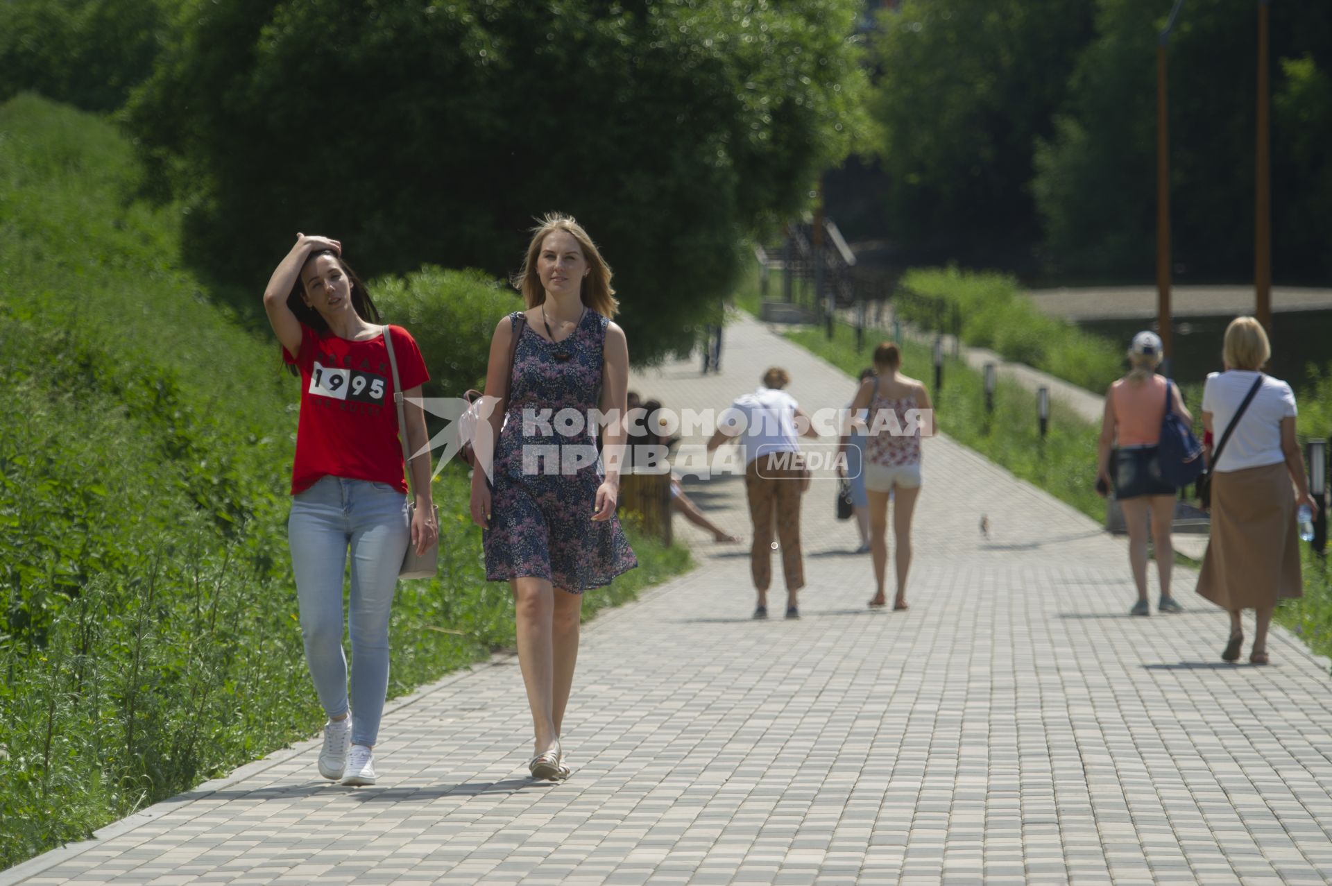 Екатеринбург. Девушки гуляют по набережной во время ослабления режима самоизоляции, введеного для нераспространения новой коронавирусной инфекции COVID-19