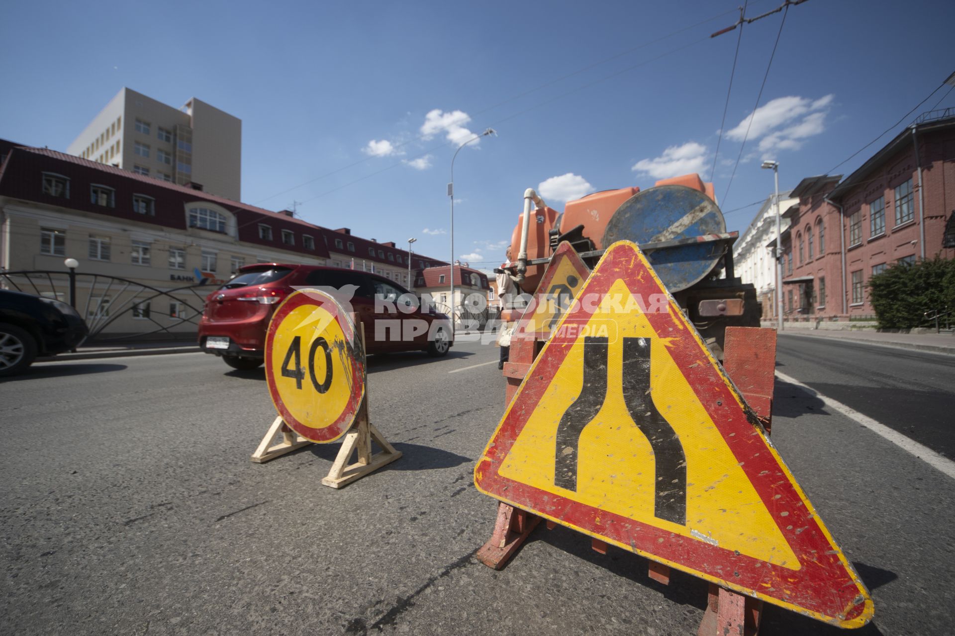 Екатеринбург. Дорожные рабочие укладывают асфальт на ремонтируемой дороге