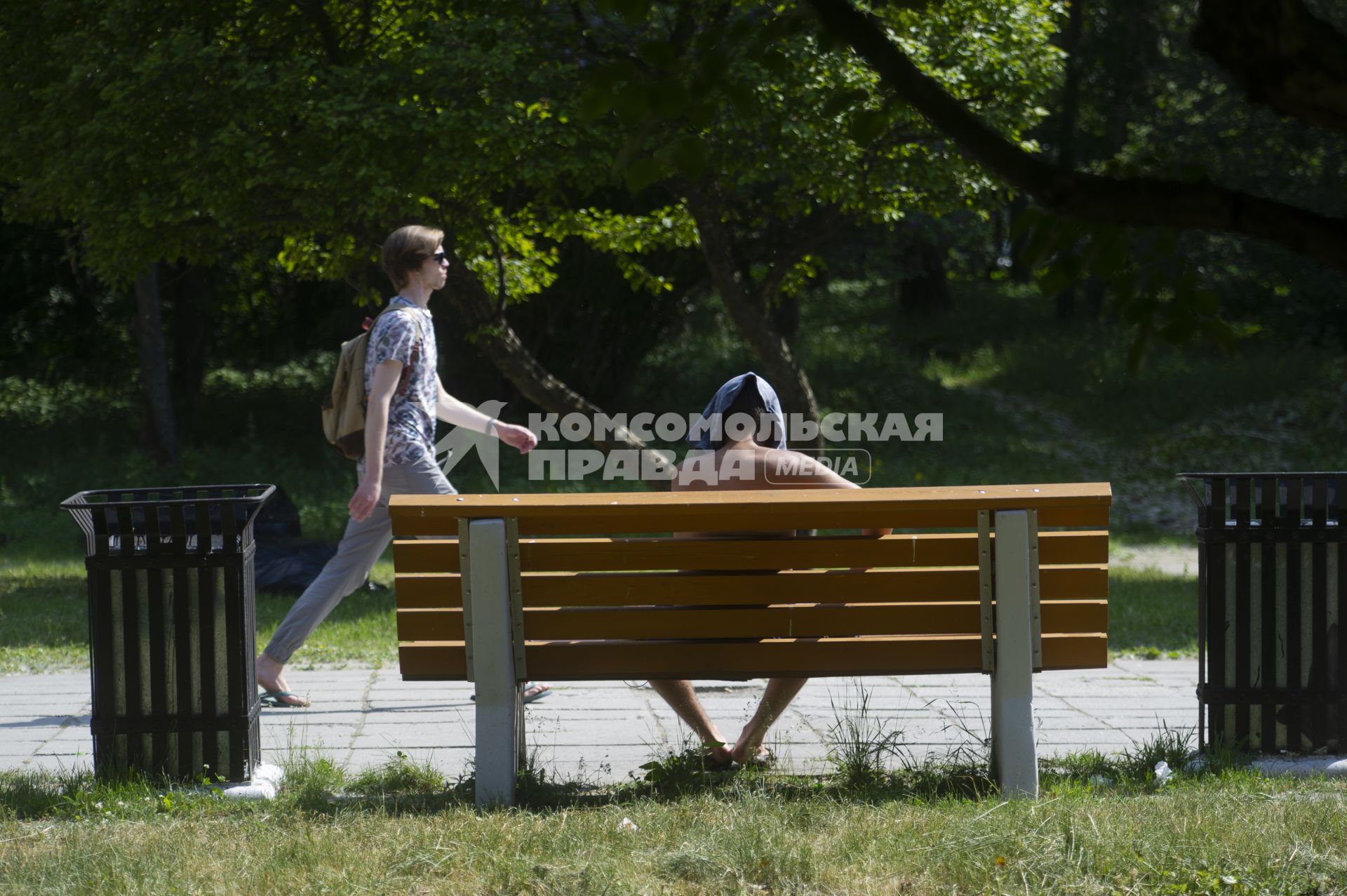 Екатеринбург. Мужчина загарает на скамейке в парке, во время ослабления режима самоизоляции, введеного для нераспространения новой коронавирусной инфекции COVID-19
