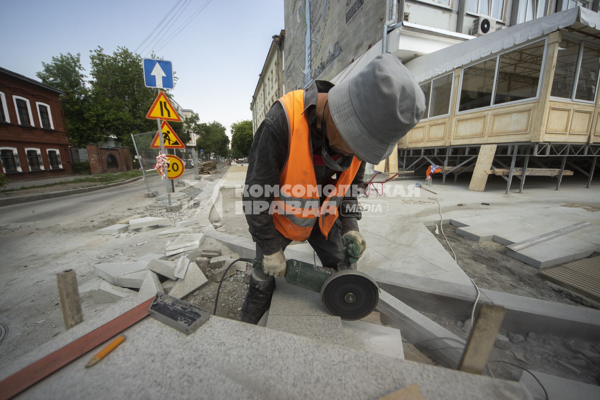 Екатеринбург. Рабочие укладывают гранитную тротуарную плитку