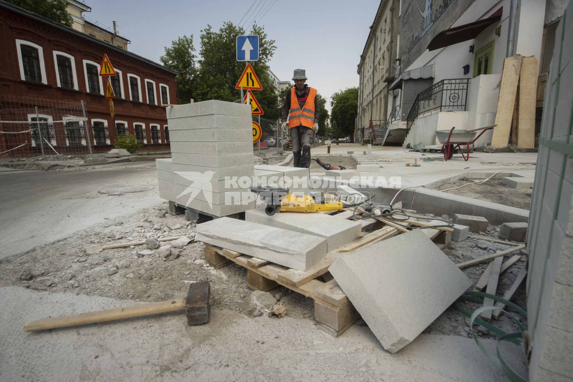 Екатеринбург. Рабочие укладывают гранитную тротуарную плитку