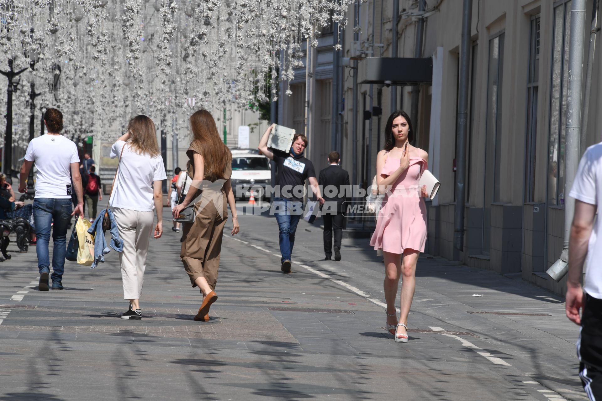 Москва.  Прохожие на Никольской улице.