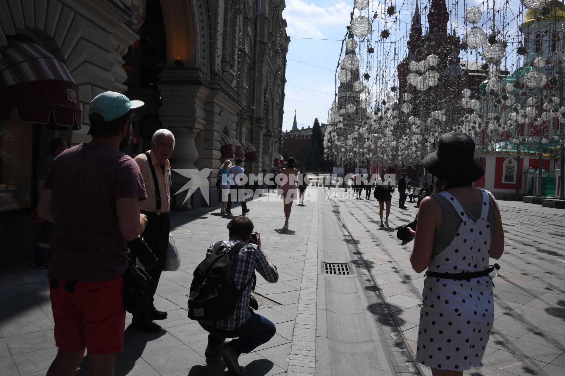 Москва.  Прохожие на Никольской улице.