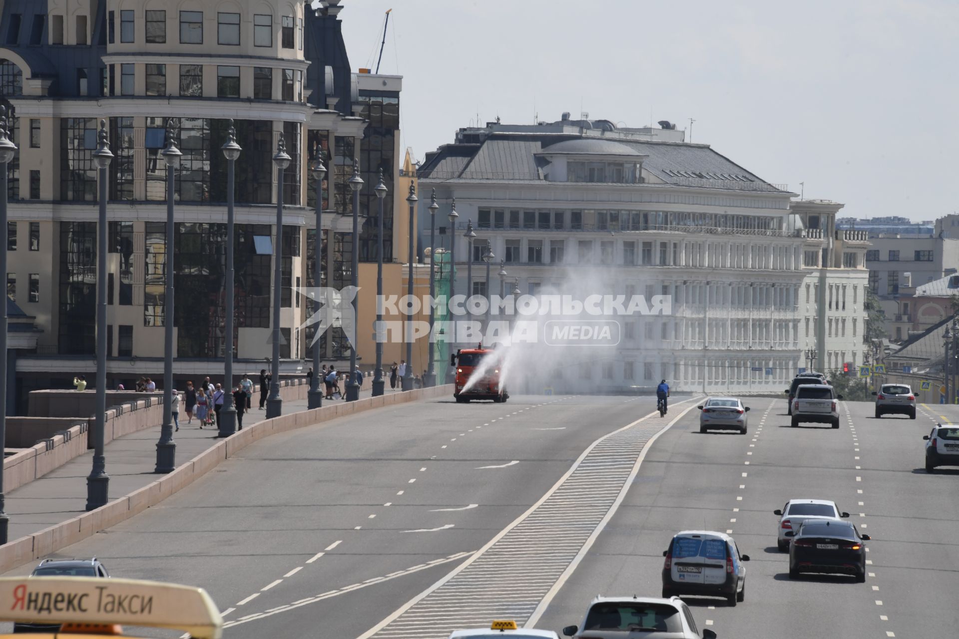 Москва. Машины коммунальных служб проводят полив и дезинфекцию  на Большом Москворецком мосту.